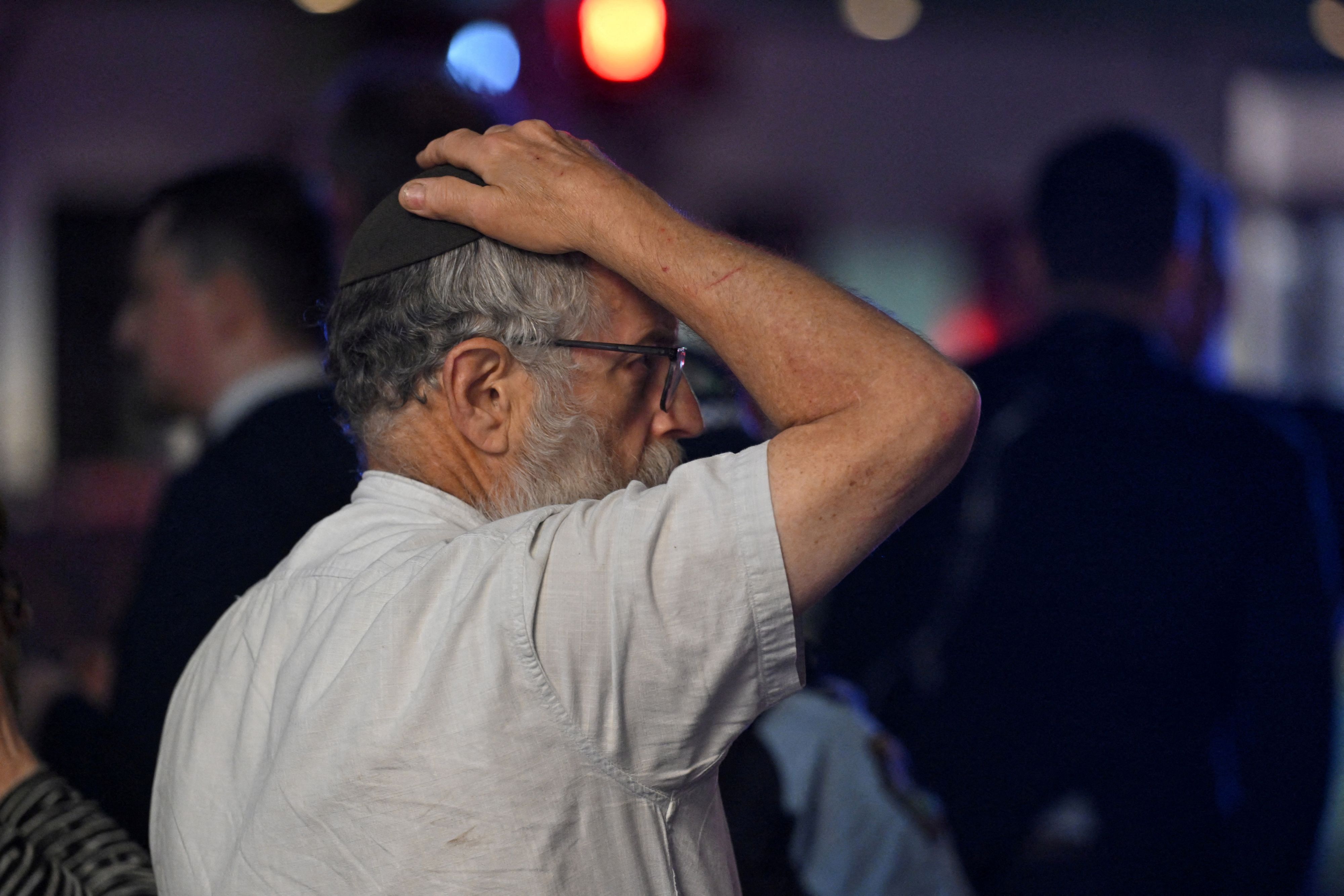 Mindestens zwei Angreifer haben auf friedlich feiernde Menschen geschossen, die sich zu Chanukka, dem jüdischen Lichterfest, am berühmtesten Strand von Sydney versammelt hatten.