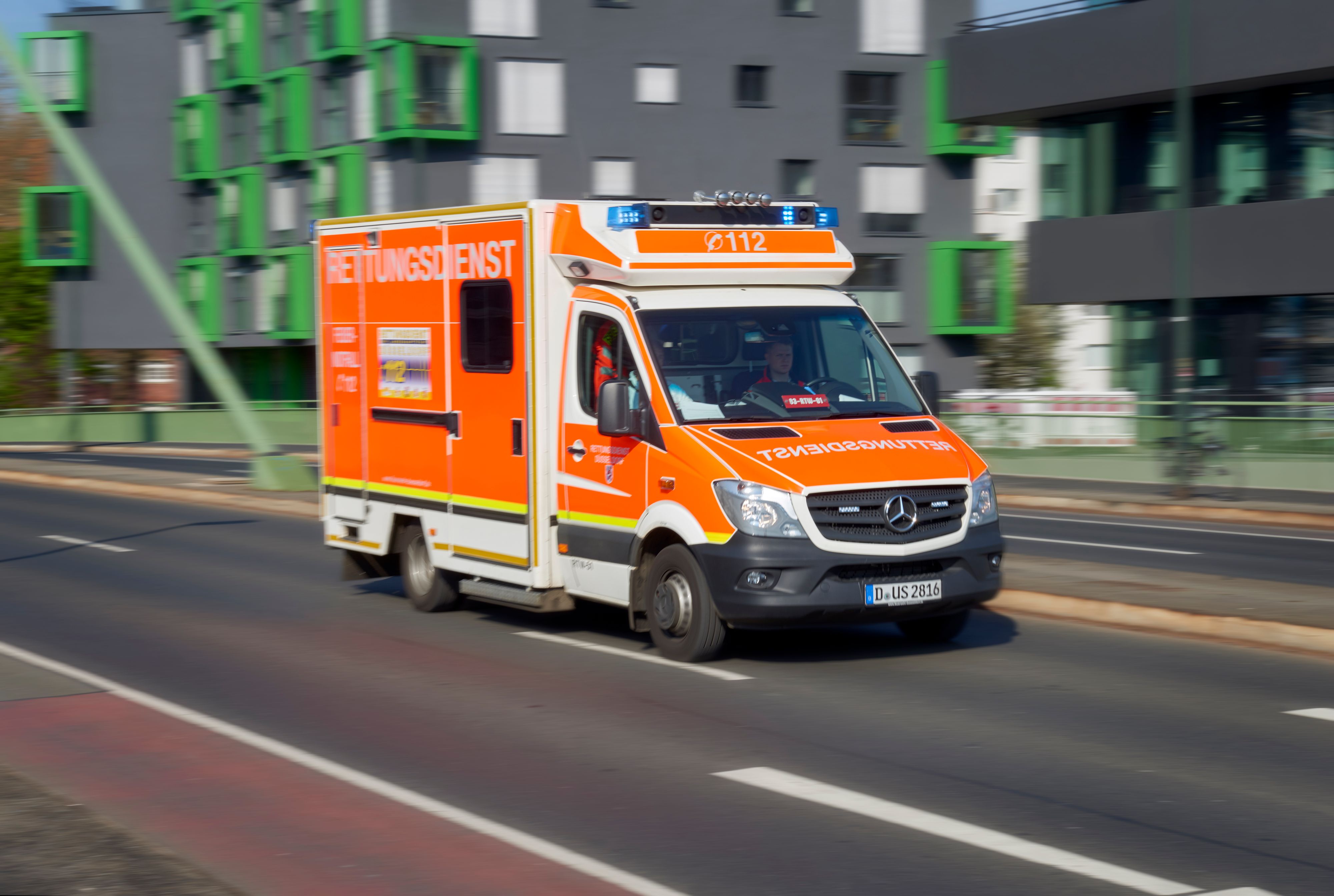 Passanten bemerkten das Unglück und kümmerten sich sofort um die unter der Bahn eingeklemmte, schwer verletzte Frau, bis die Rettungskräfte eintrafen.