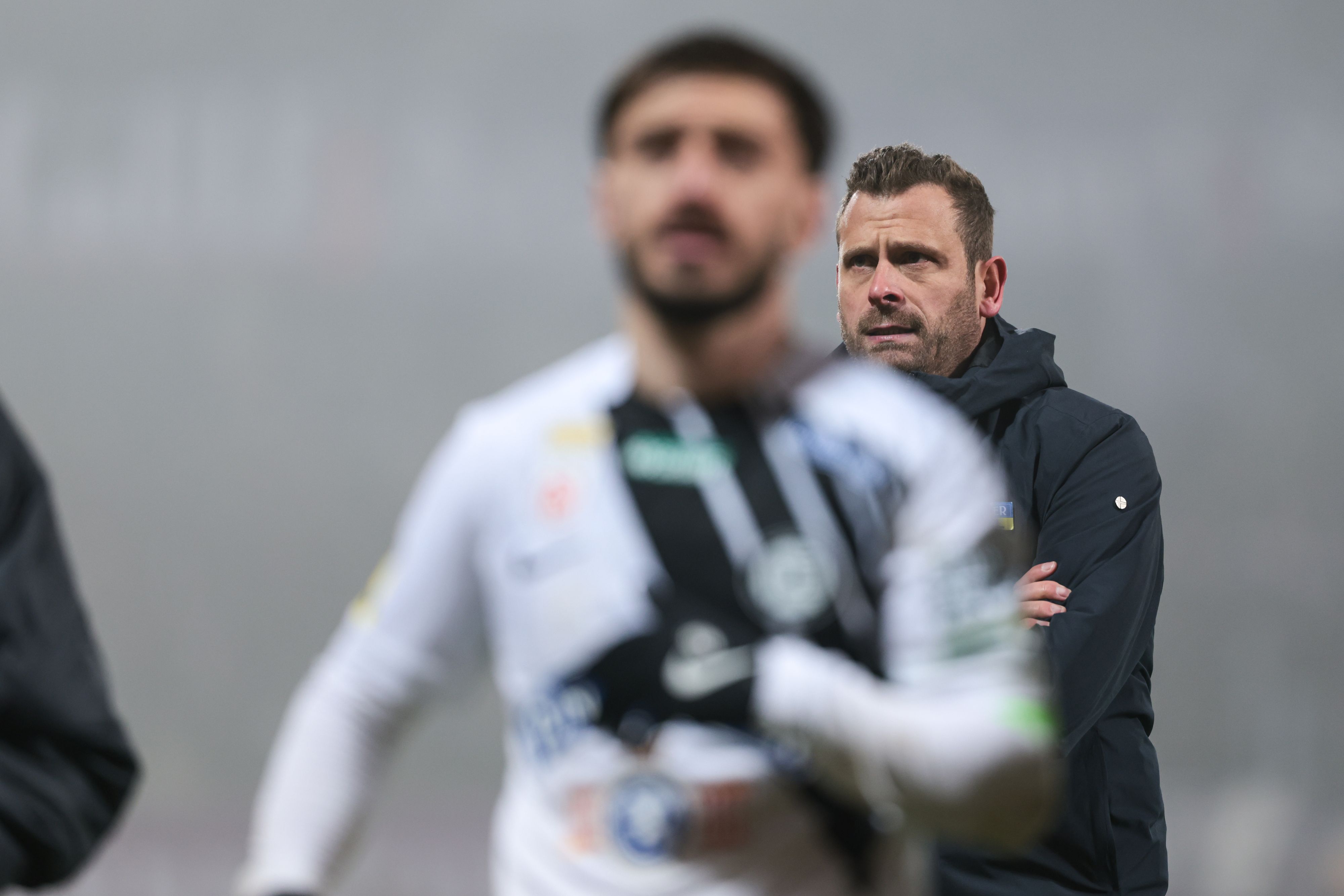 Jürgen Säumel und Sturm-Topstar Otar Kiteishvili – es fröstelt vor der Winterpause in Graz.