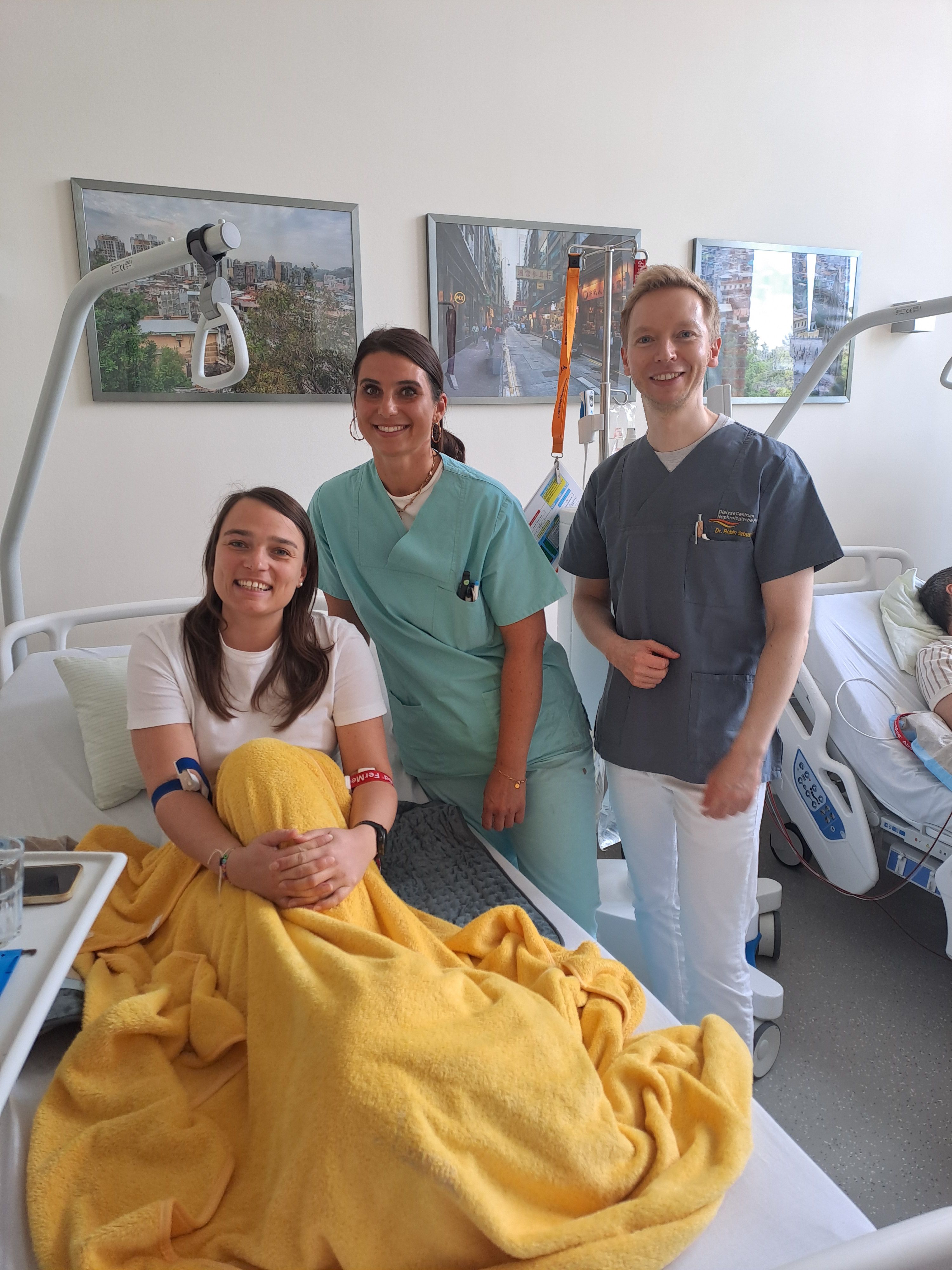 Katrin mit Schwester Lisa und Dr. Satanovskij im Dialysezentrum Bayreuth, wo die Immunadsorptionen durchgeführt wurden.