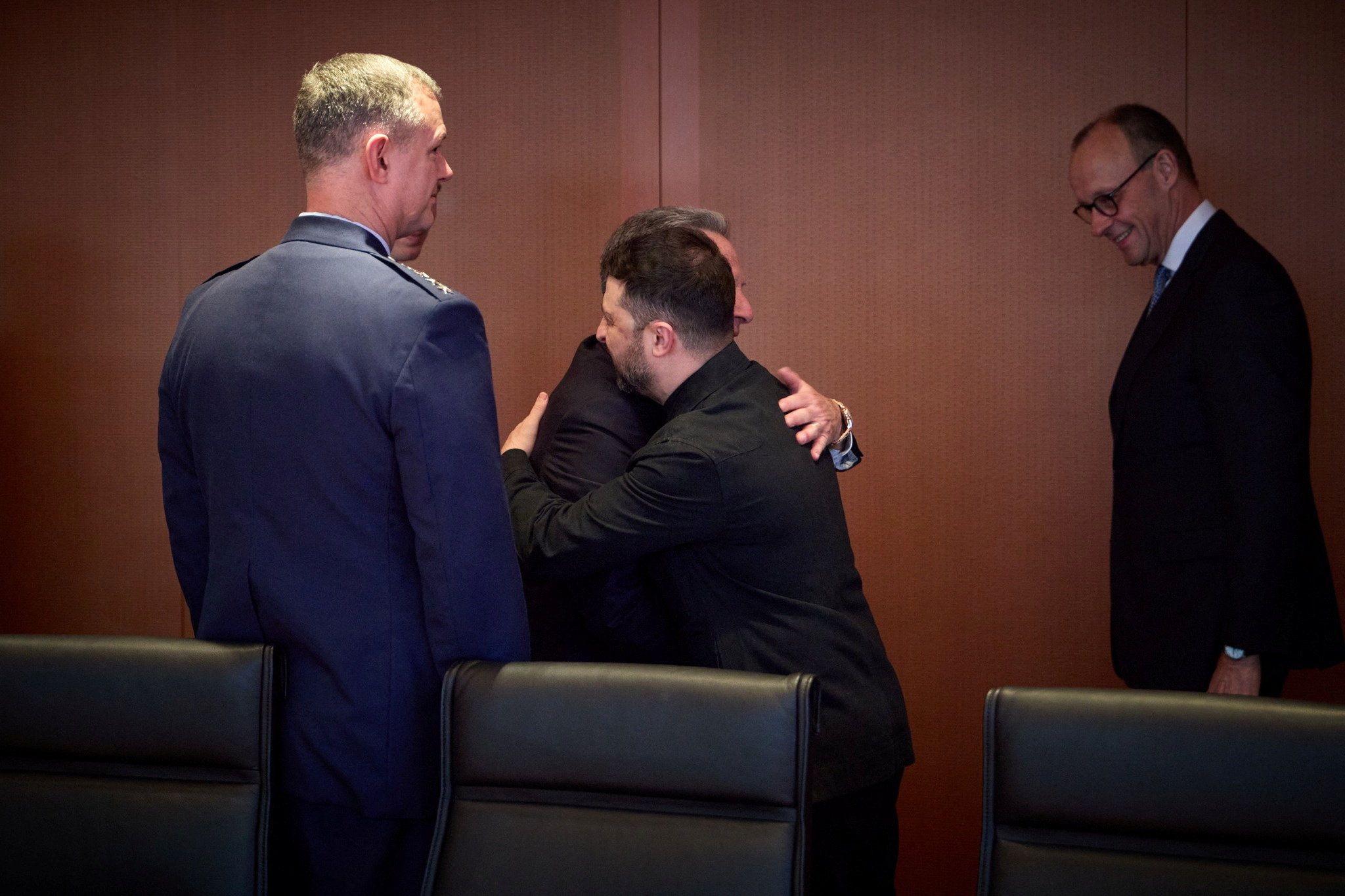 Ukraijnes Präsident Wolodymyr Selenskyj beim Berminer Treffen mit dem US-Sondergesandten Steve Witkoff, Donald Trumps Schwiegersohn Jared Kushner, Deutschlands Kanzler Friedrich Merz und NATO-Oberbefehlshaber Alexus Grynkewich.