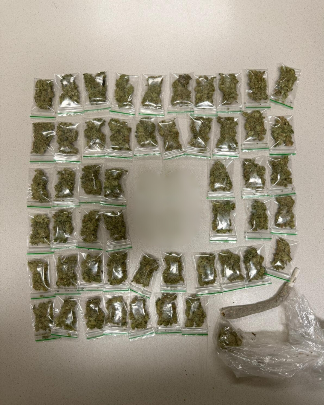 Beamte konnten bei einem mutmaßlichen Drogendealer satte 54 Säckchen mit Cannabis sicherstellen.