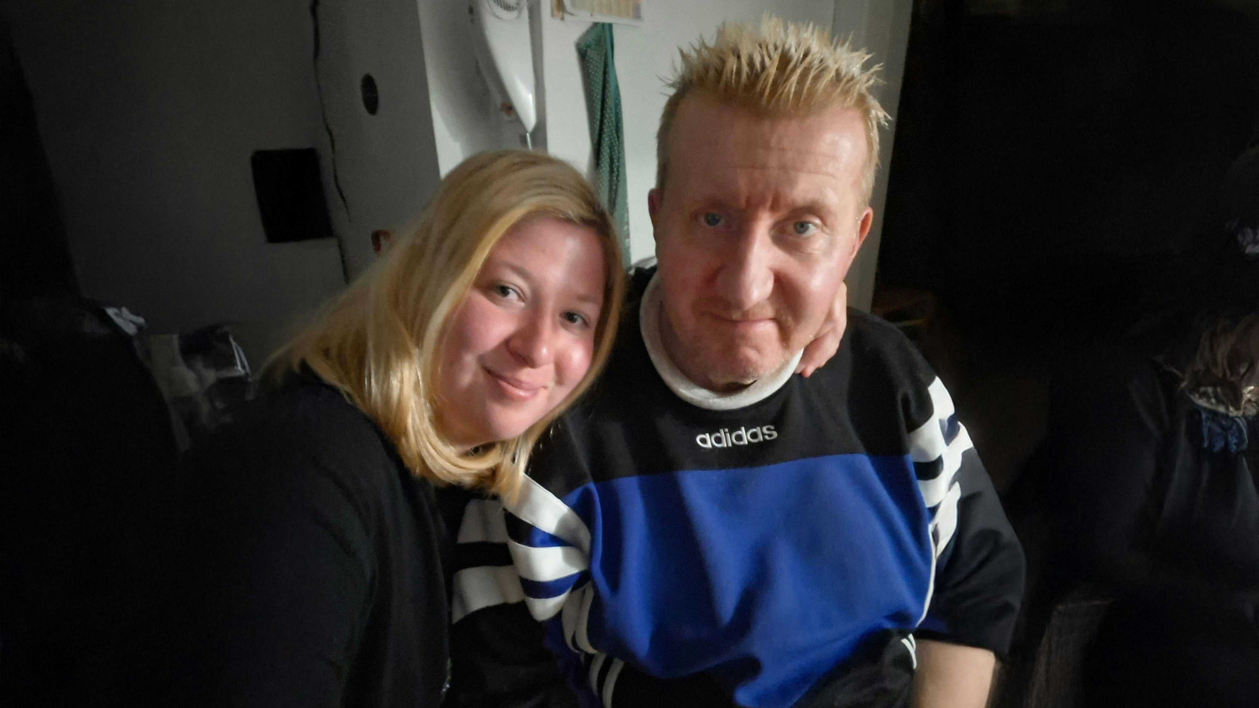 Denise kümmert sich seit dem Unfall um ihren Papa Peter.