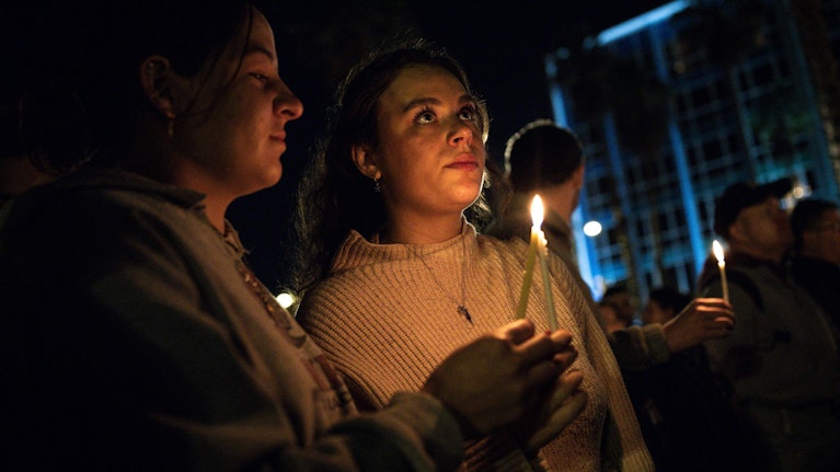 Mindestens 16 Todesopfer, ein Vater (50) und sein Sohn (24) als mutmaßliche Schützen: Das antisemitische Massaker an Australiens berühmtesten Strand schockiert die Welt und wirft Fragen auf. Etwa: Wohin führt der Judenhass, der sich über die Welt ausbreitet?