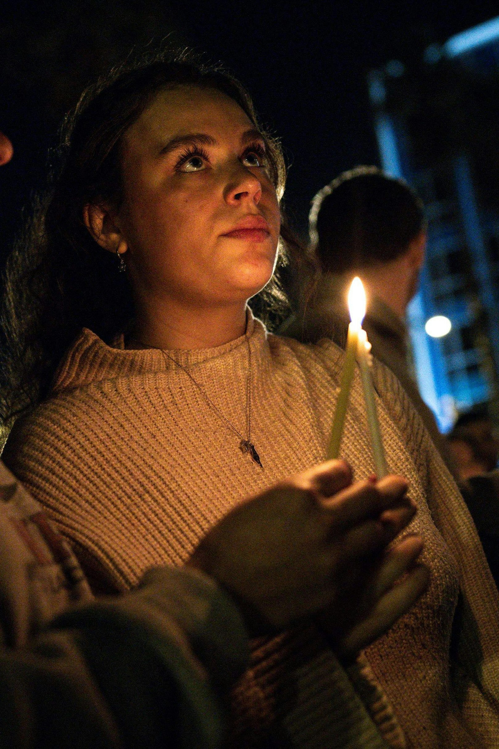 Eine Mahnwache mit Kerzen, wenige Stunden nachdem zwei bewaffnete Männer Menschen erschossen hatten