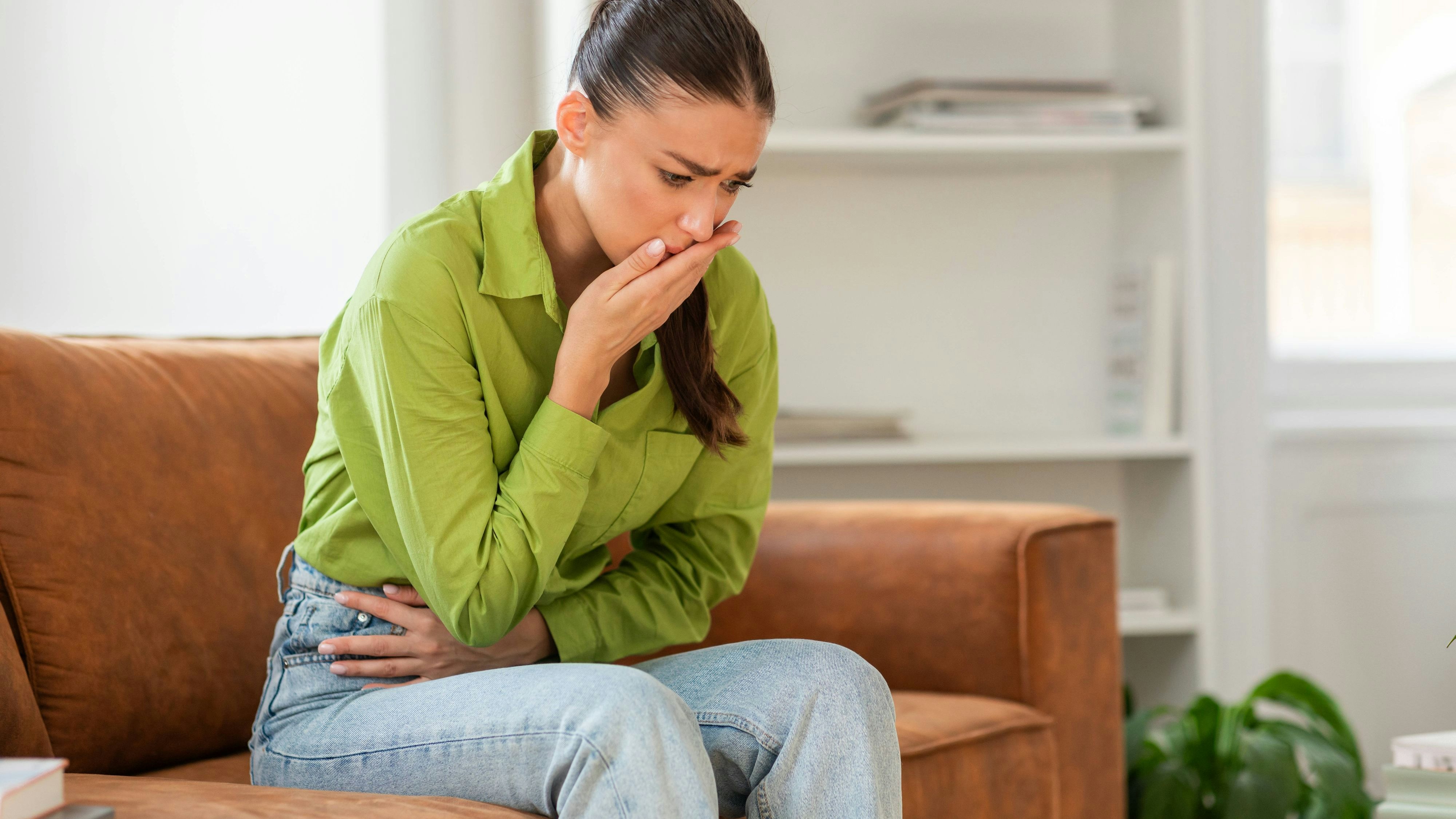 Bauchschmerzen sind noch kein automatisches Zeichen einer Blinddarmentzündung, doch auch dieses Symptom kann auf die Erkrankung hinweisen. 