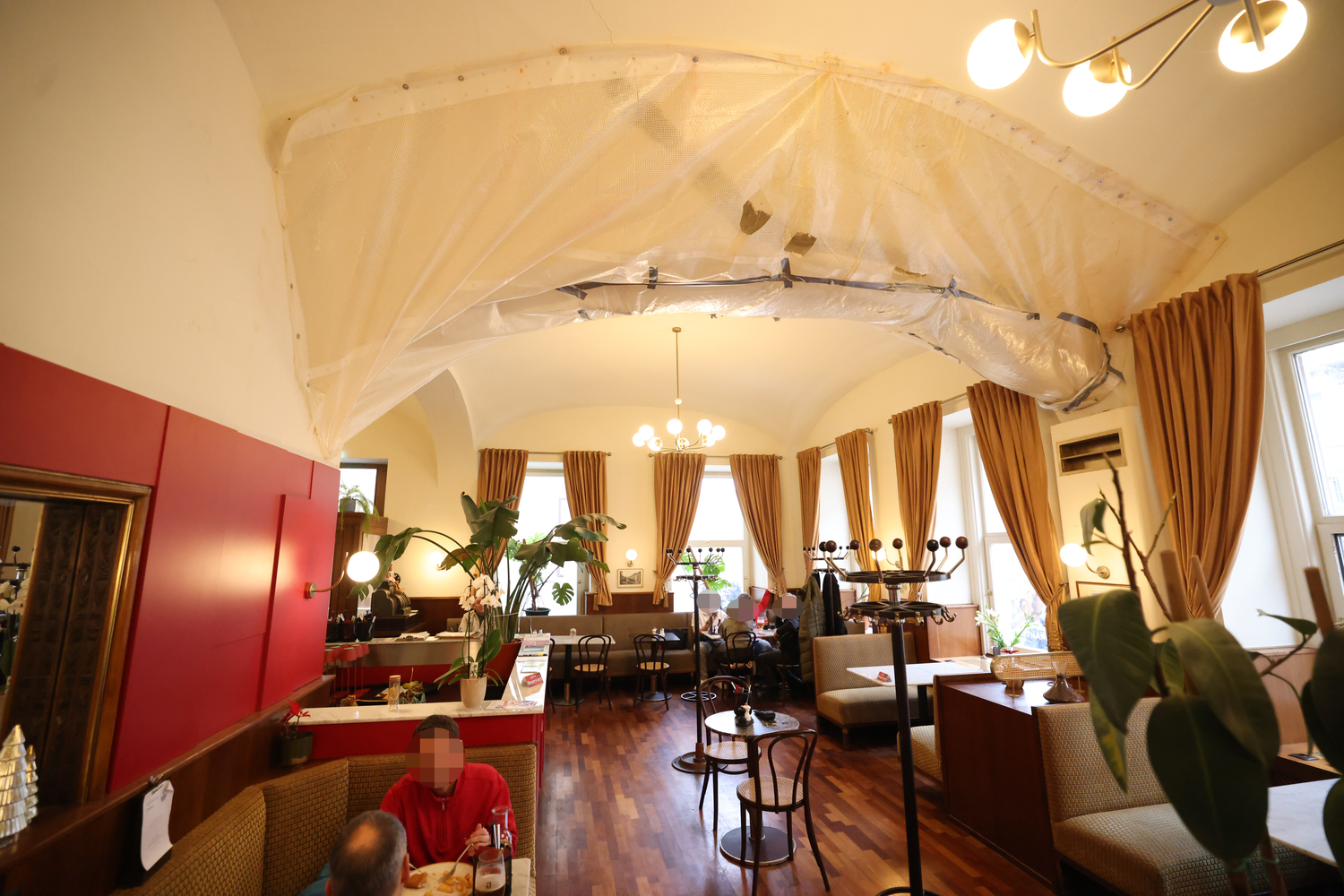 Eine Plane soll davor schützen, dass Putz auf die Gäste rieselt.