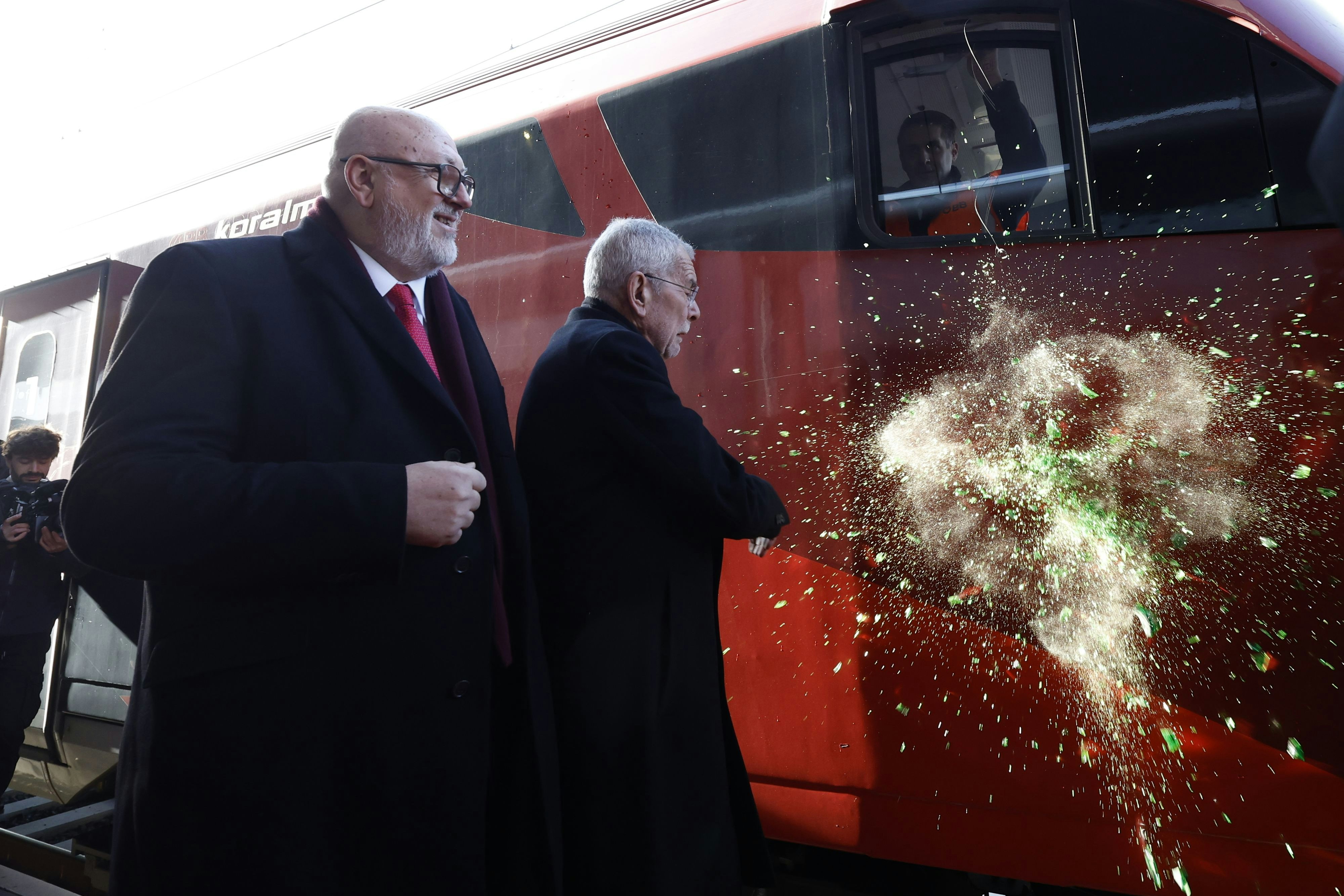 "Na servas, hoffentlich haut mir der Bundespräsi die Lok nicht z'amm: ÖBB-Chef Andreas Matthä in Sorge