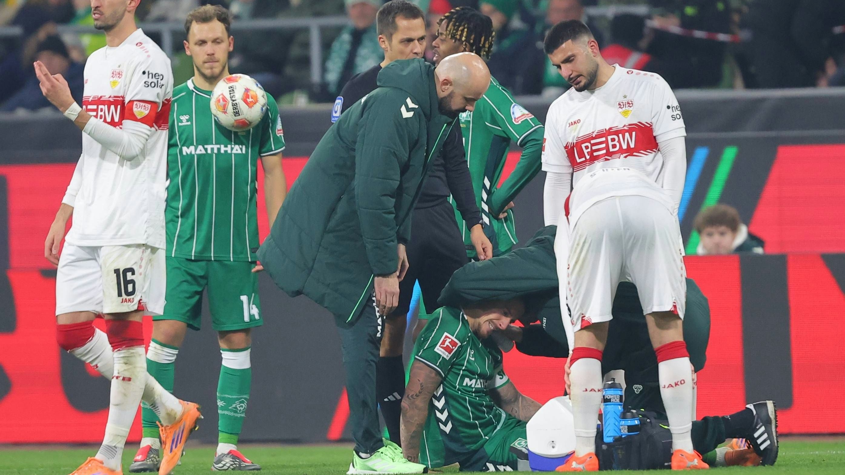 Marco Friedl verletzt sich an der Schulter.