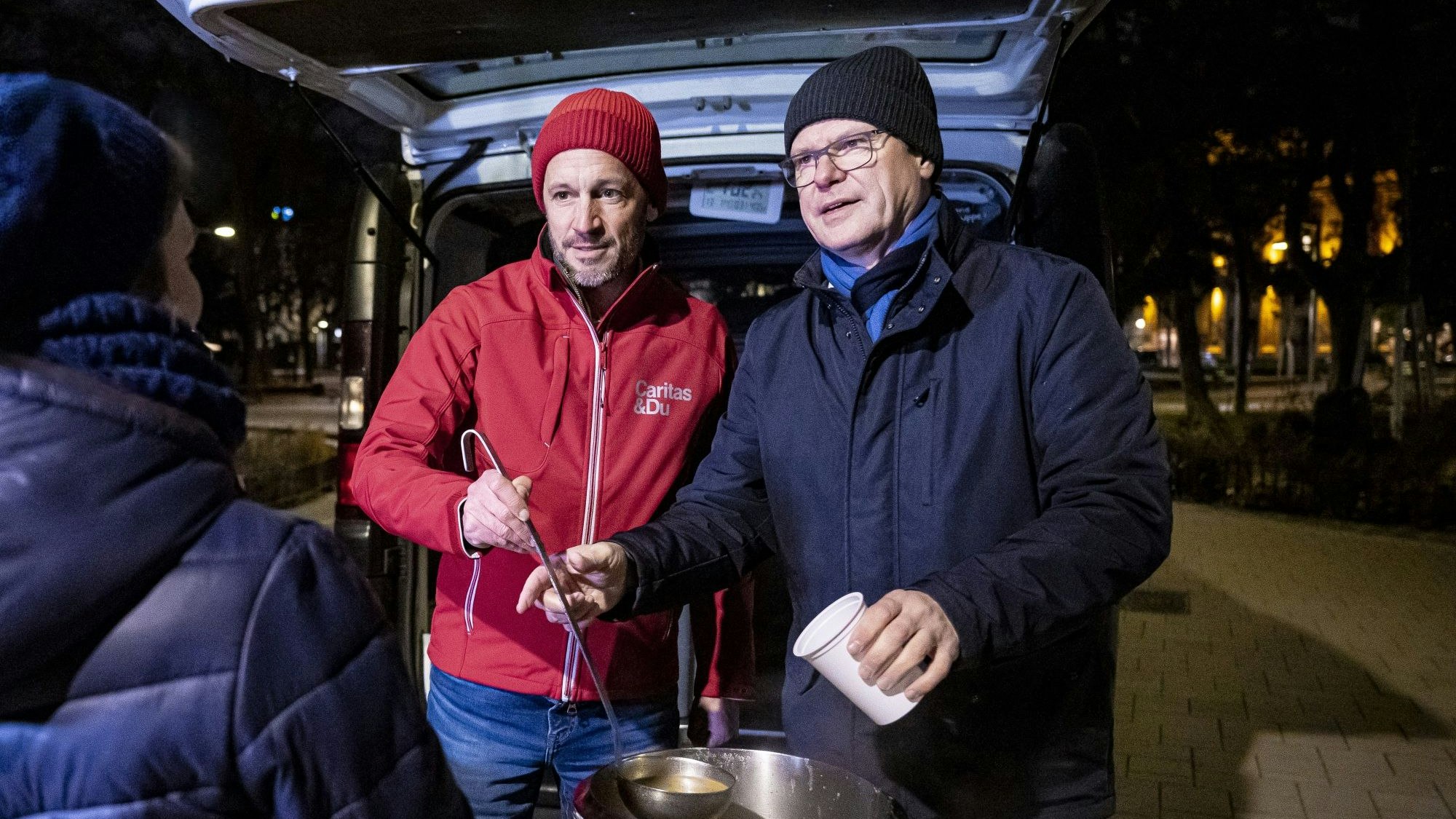 Klaus Schwertner (Caritas Wien) und Rudolf Schrefl (Drei) verteilen gemeinsam heiße Canisibus-Suppe.