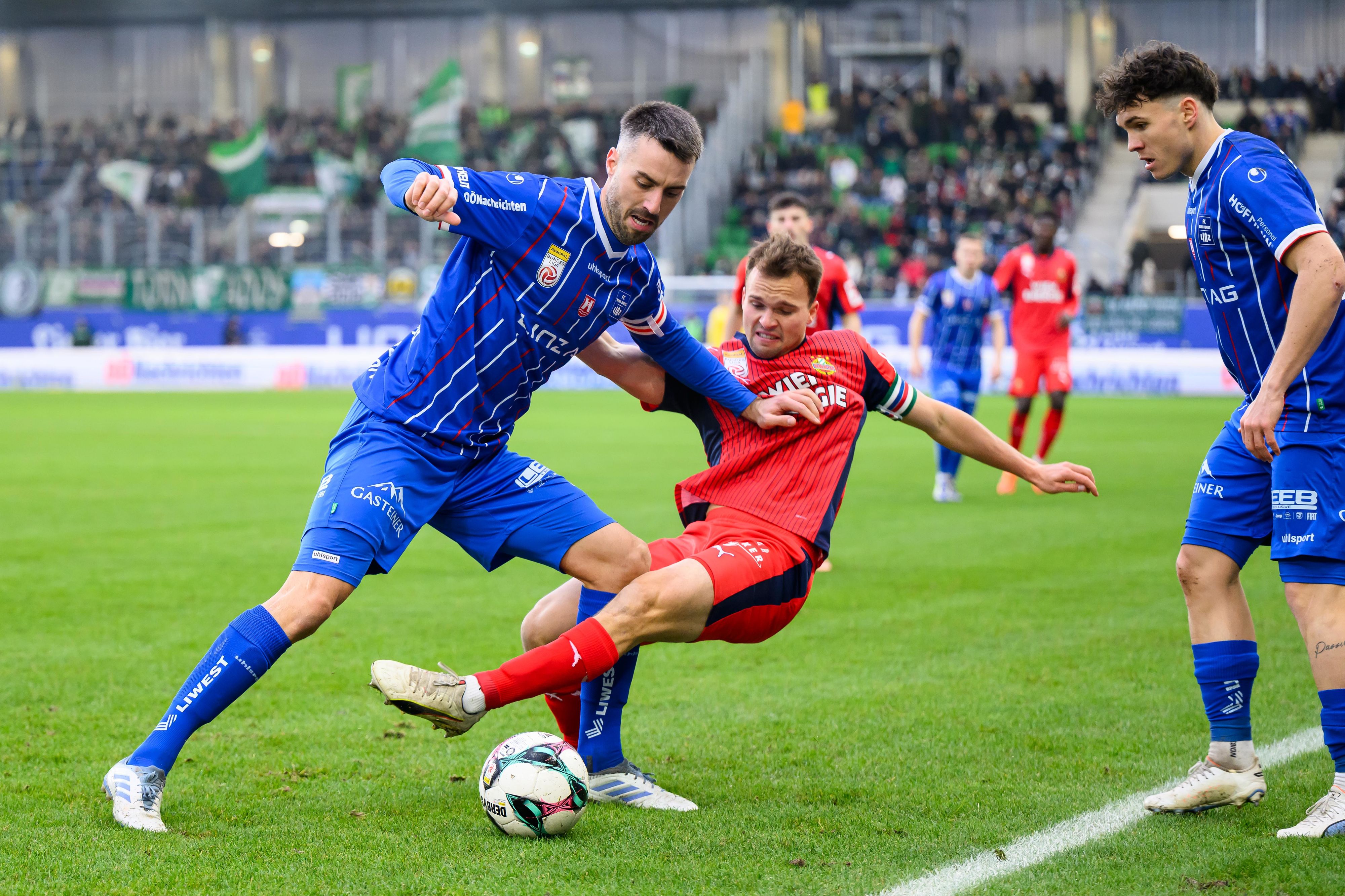 Duell der Krisenklubs: Rapid war bei Blau-Weiß Linz zu Gast.