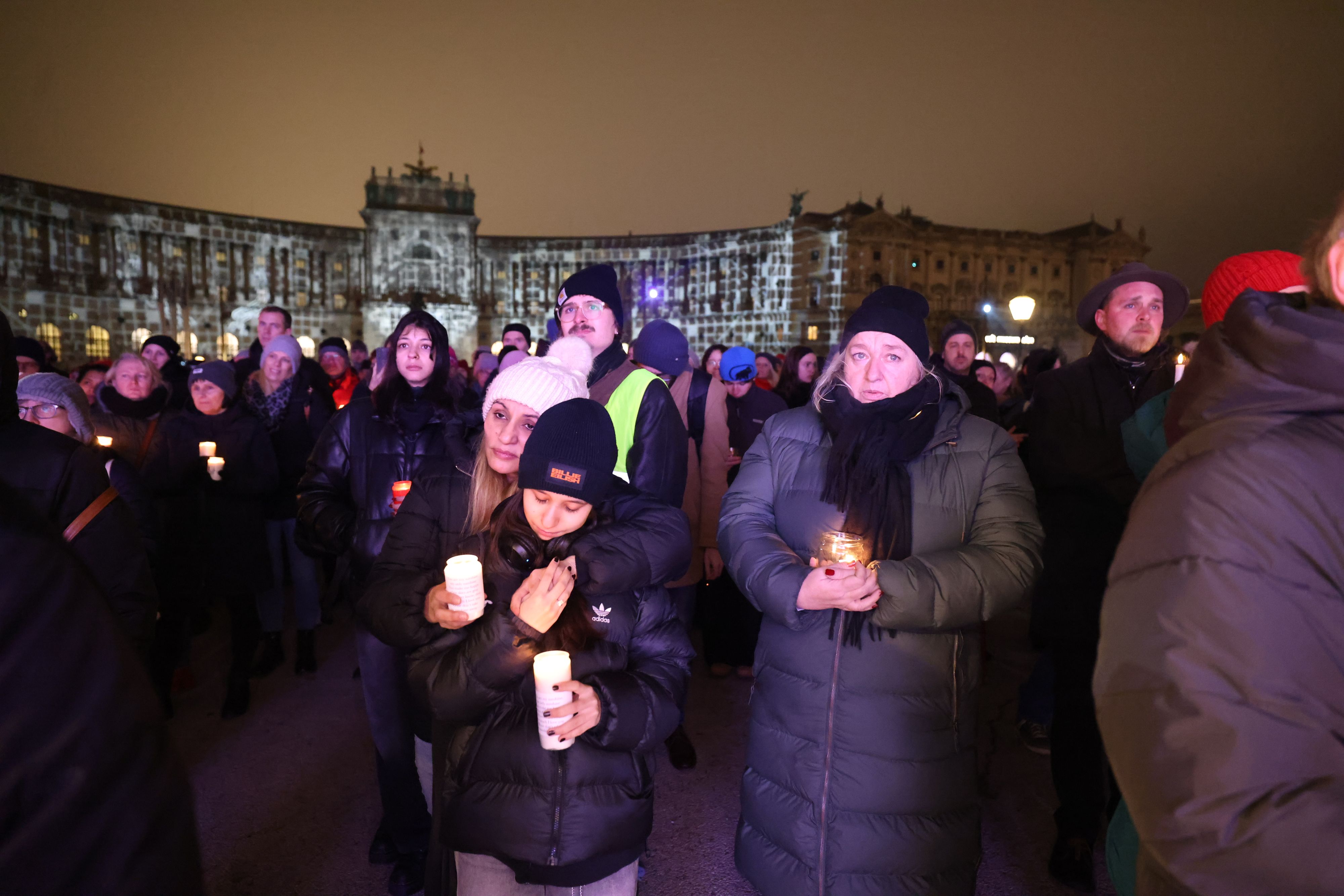 Rund 200 Teilnehmer entzündeten Kerzen für Jenni S. und weitere Femizid-Opfer.