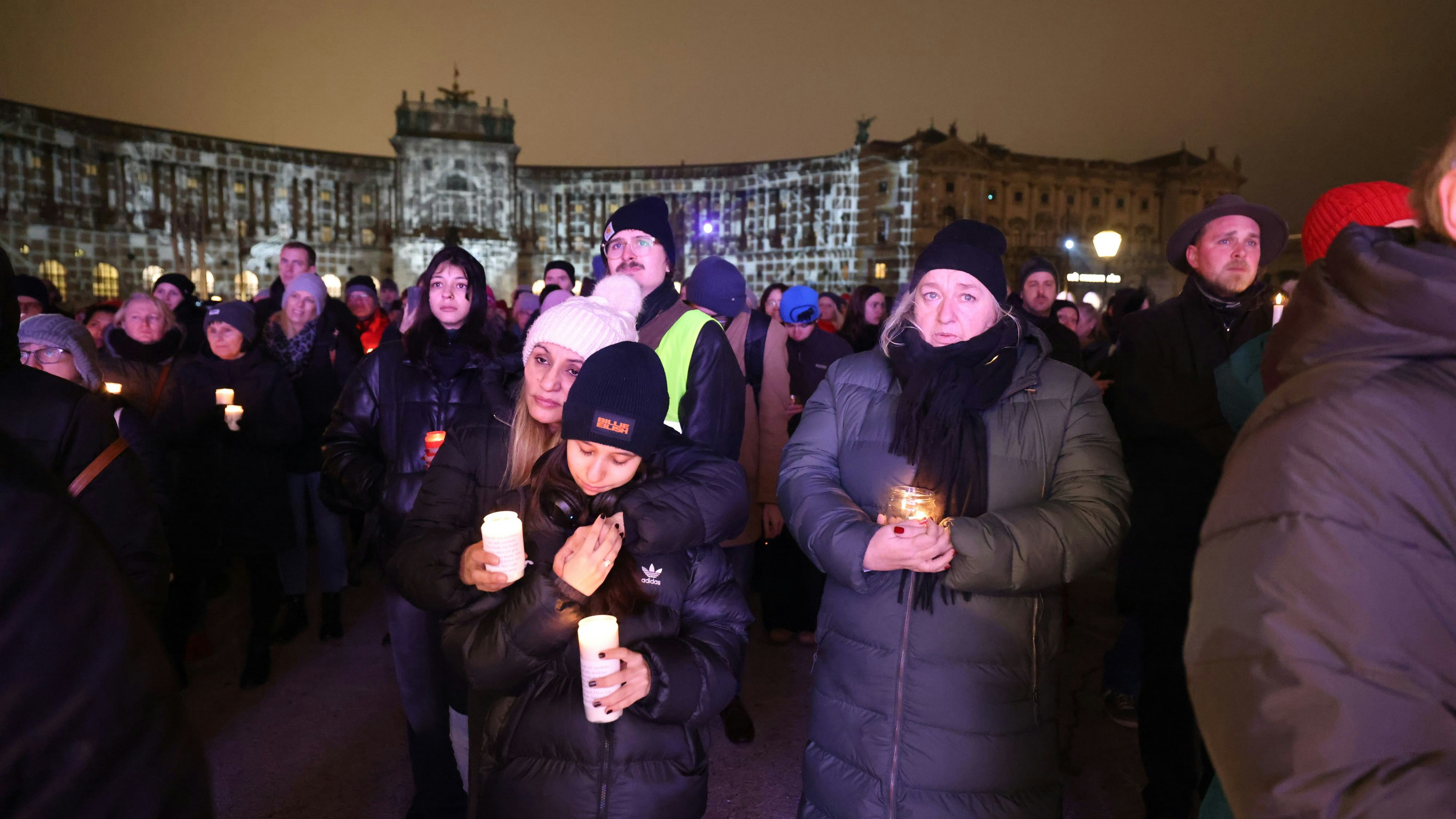 Heute.at - In Wien brennt ein Lichtermeer für die getötete Jenni