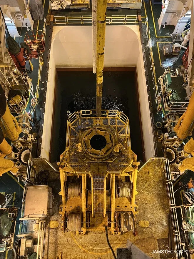 Die Bohrvorrichtung wird durch den so genannten Moonpool des Schiffs ins Meer befördert.