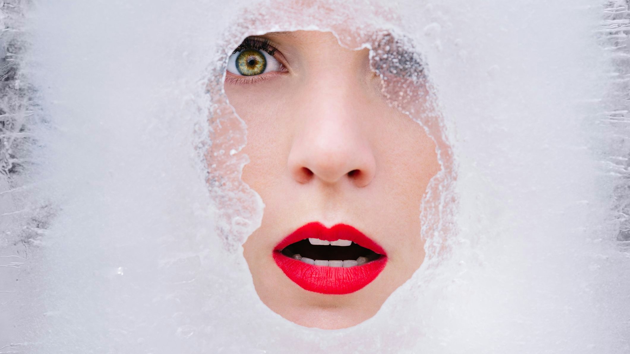 Für einen Glow à la Eisprinzessin helfen kühlende Beautyprodukte.