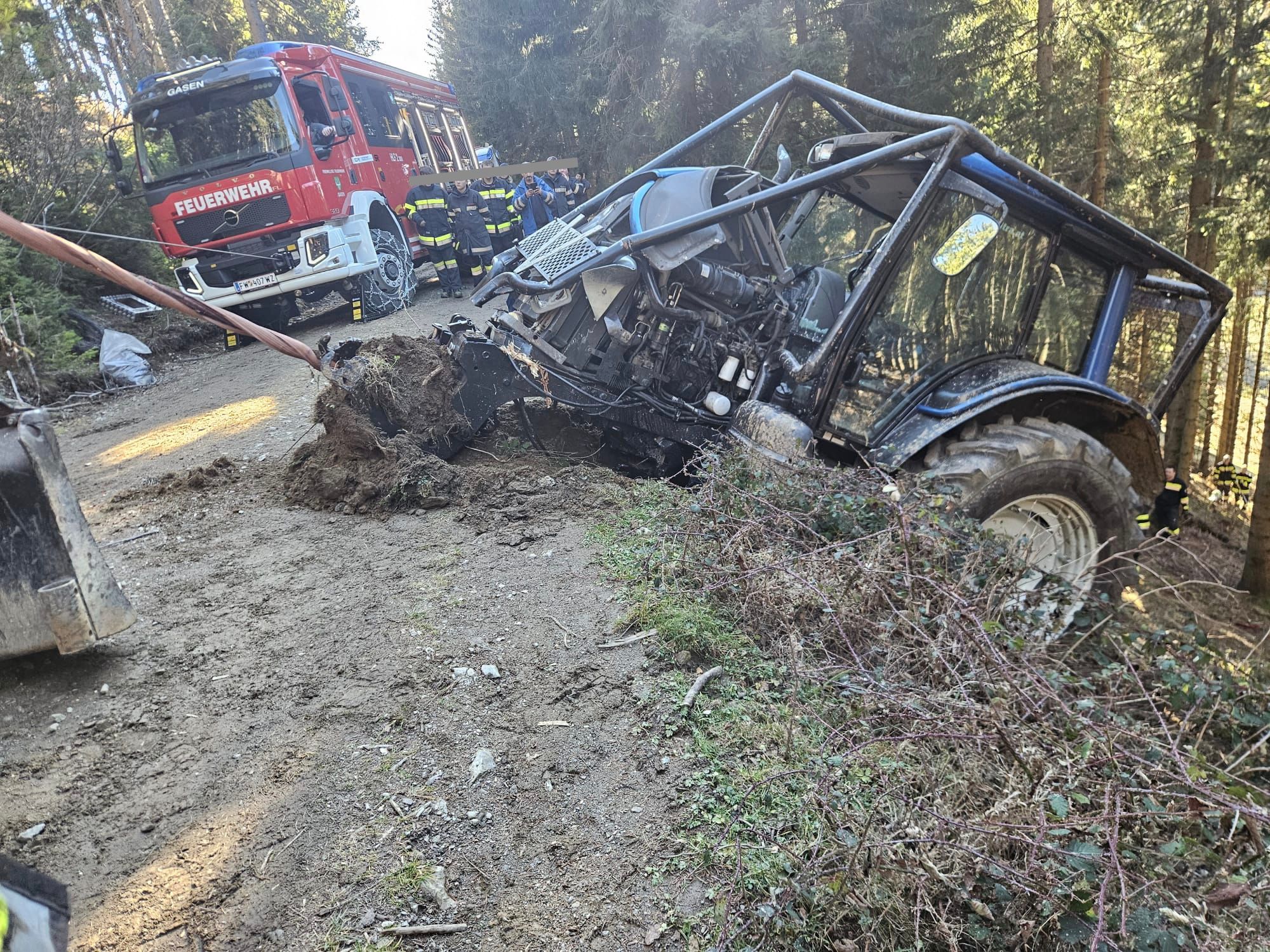 Heute.at - Mit Traktor 50 Meter abgestürzt – Lenker (23) verletzt