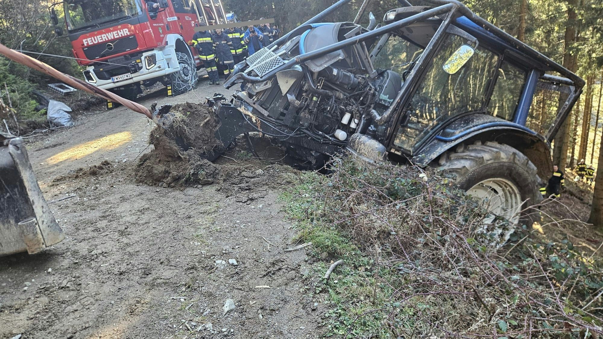 Heute.at - Mit Traktor 50 Meter abgestürzt – Lenker (23) verletzt