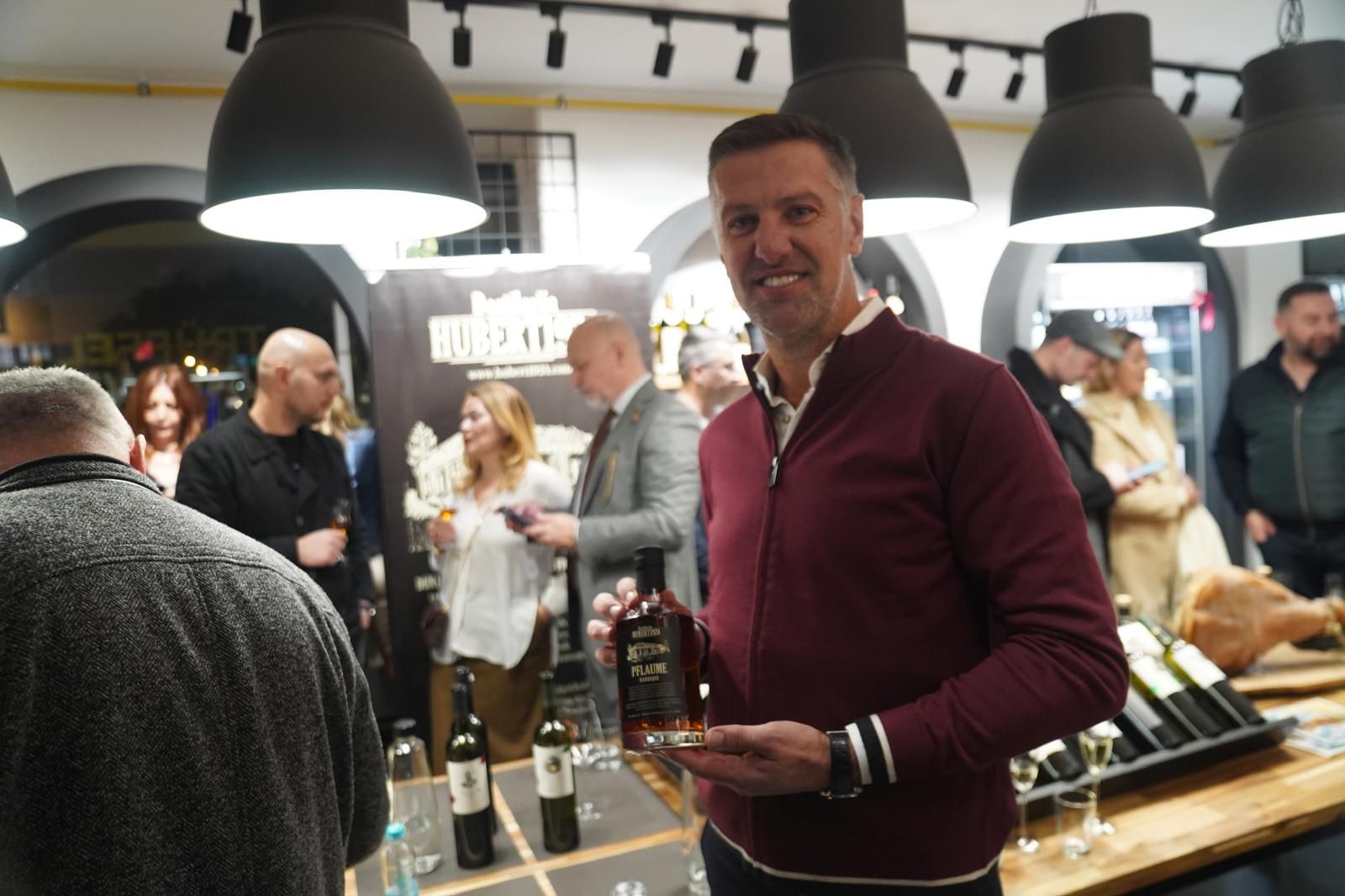 Heute.at - Ex-Schalke-Star kommt mit seinem Schnaps nach Wien