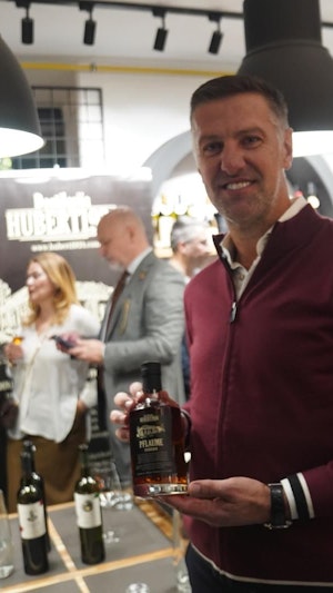Hubert-Schnaps: Ex-Schalke-Star Mladen Krstajic bringt edle Spirituosen aus eigener Destillerie nach Wien. Jetzt exklusiv erhältlich.