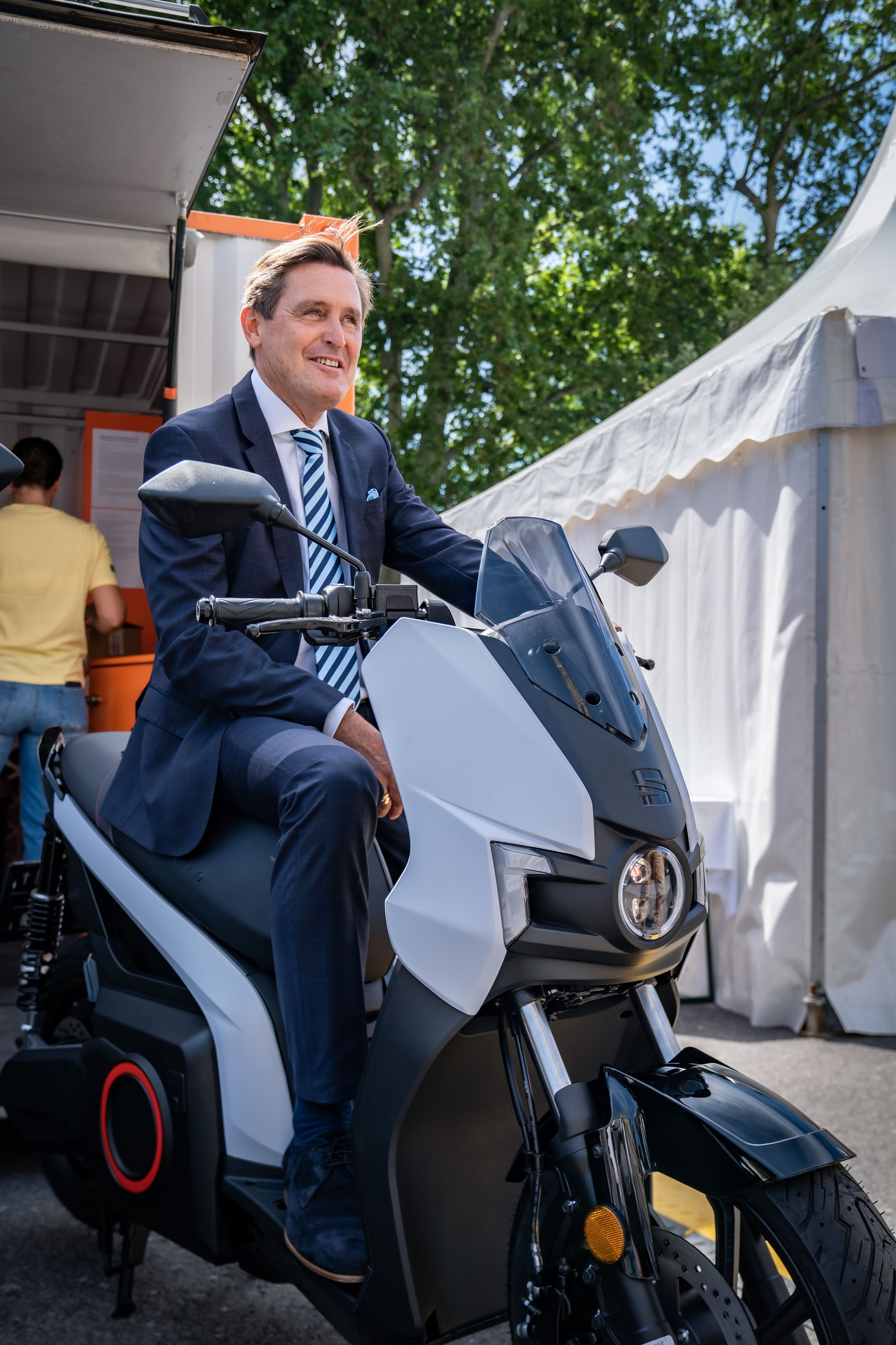 Verkehrsminister Peter Hanke (SPÖ), selbst leidenschaftlicher Rollerfahrer, auf einer Elektro-Vespa.