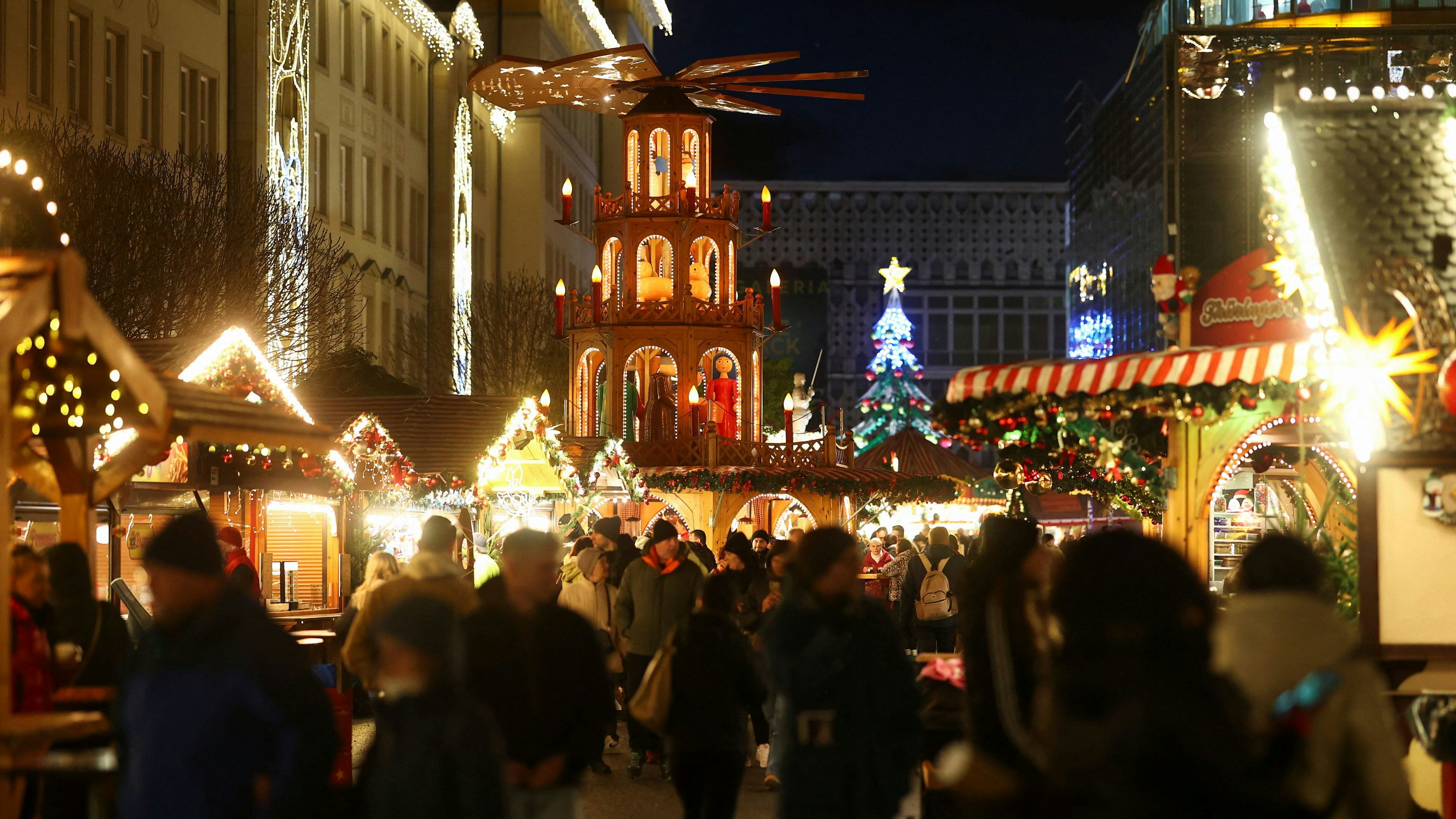 Der junge Mann soll laut Behörden neue Anschlagspläne auf einen Weihnachtsmarkt geschmiedet haben.