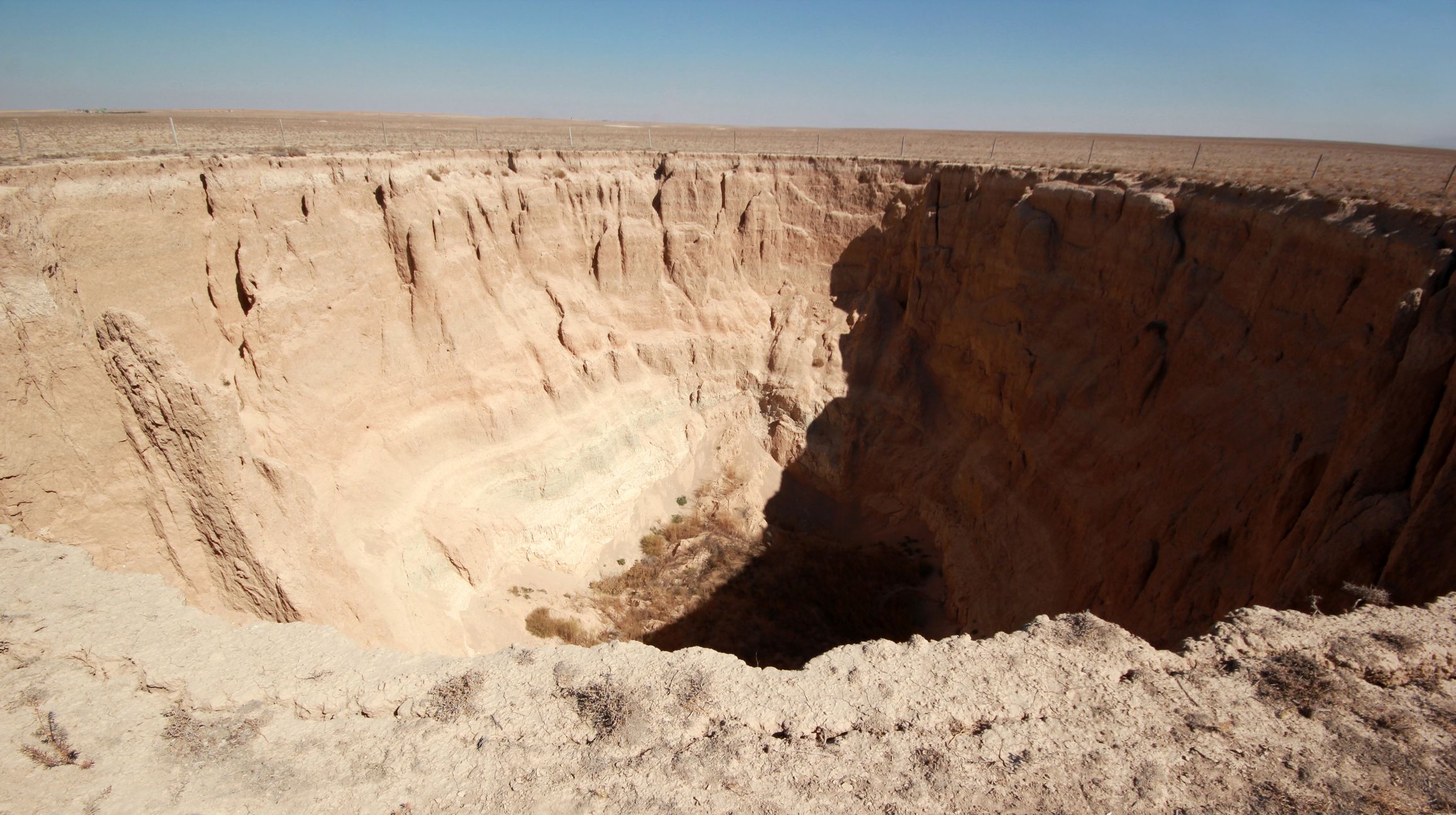 Heute.at - Biblisch – 700 riesige Senklöcher verschlingen Felder