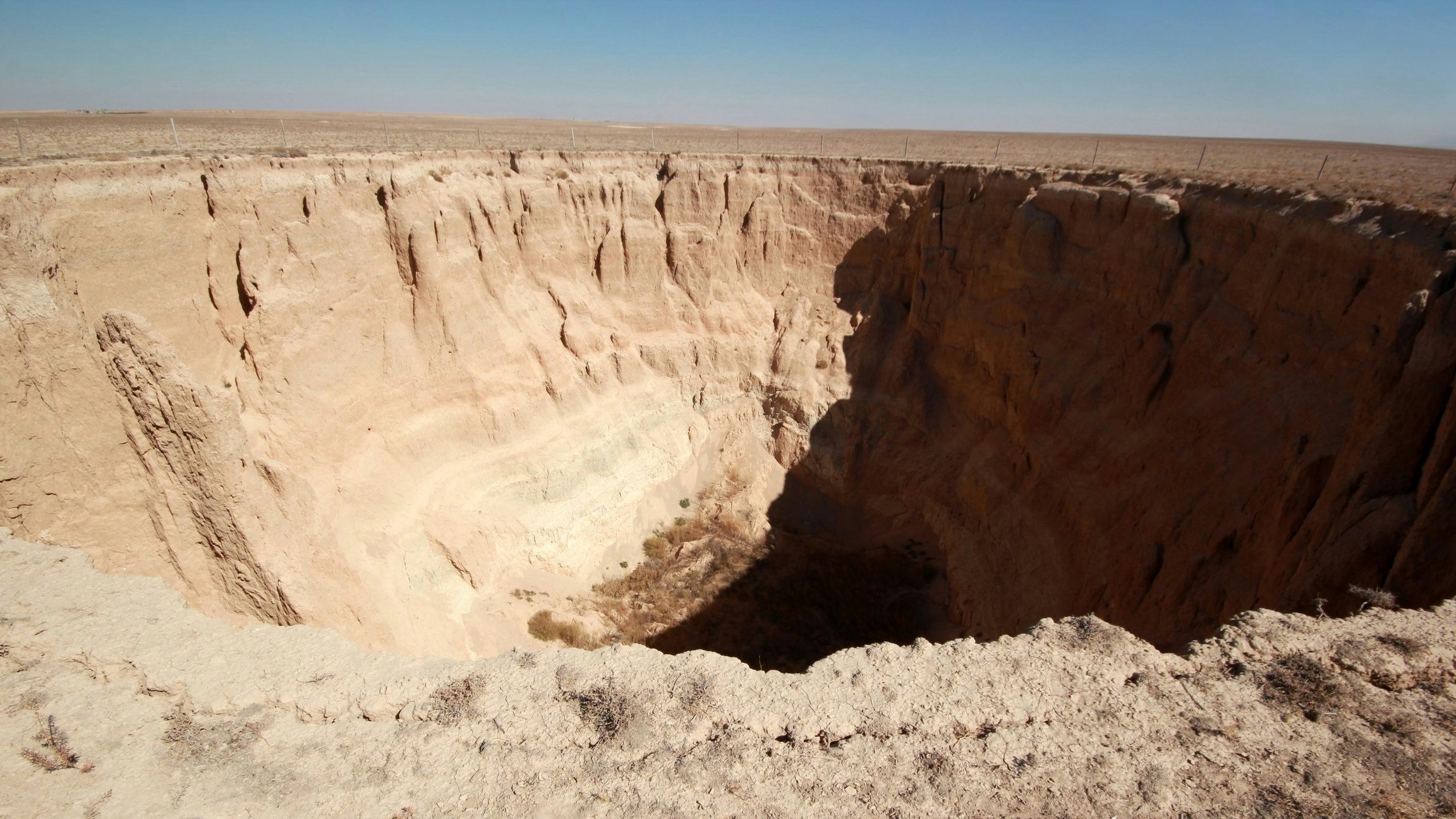 Heute.at - Biblisch – 700 riesige Senklöcher verschlingen Felder
