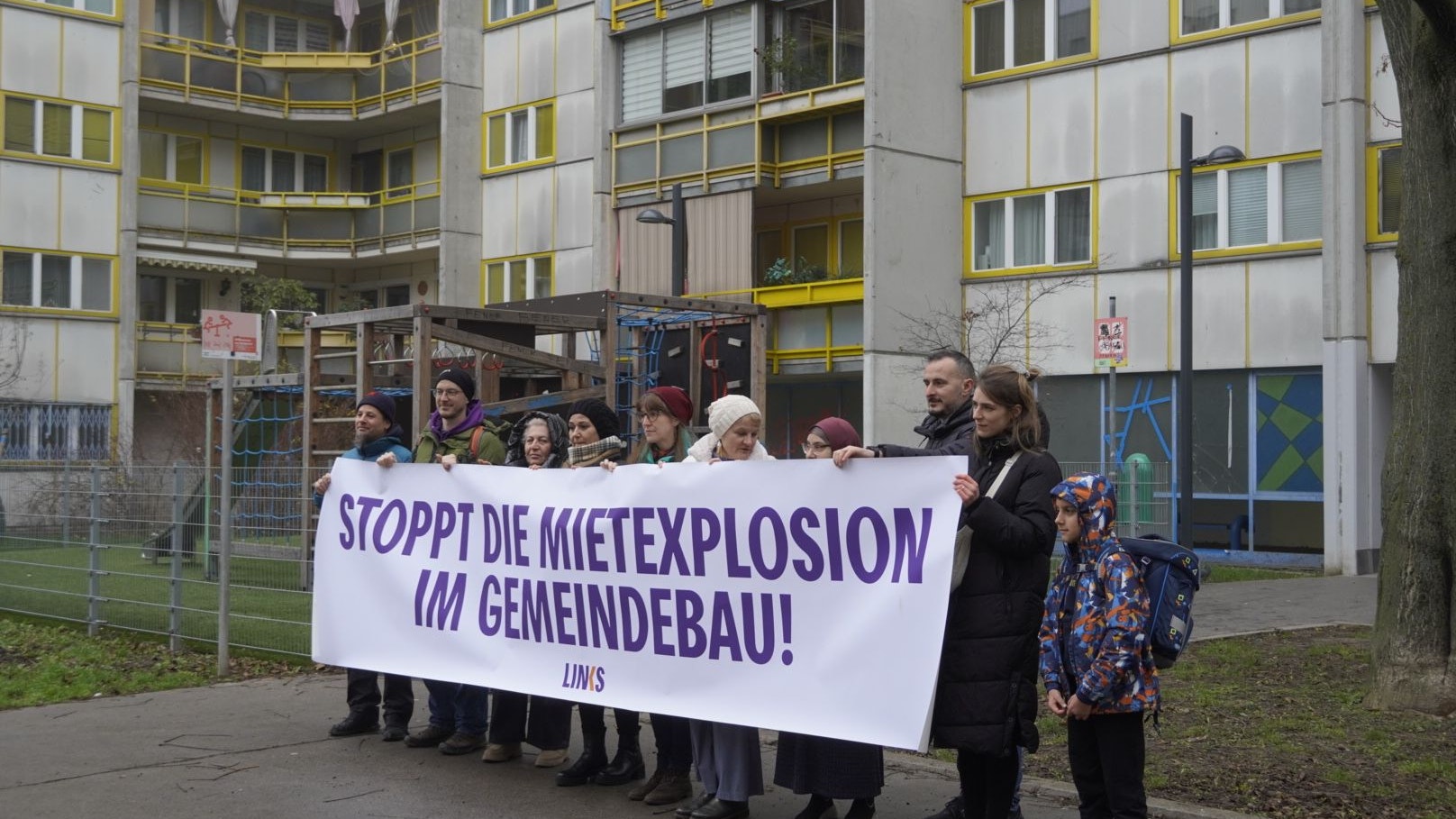 Mieter im Gemeindebau protestierten gegen die höheren Mietvorschreibungen.