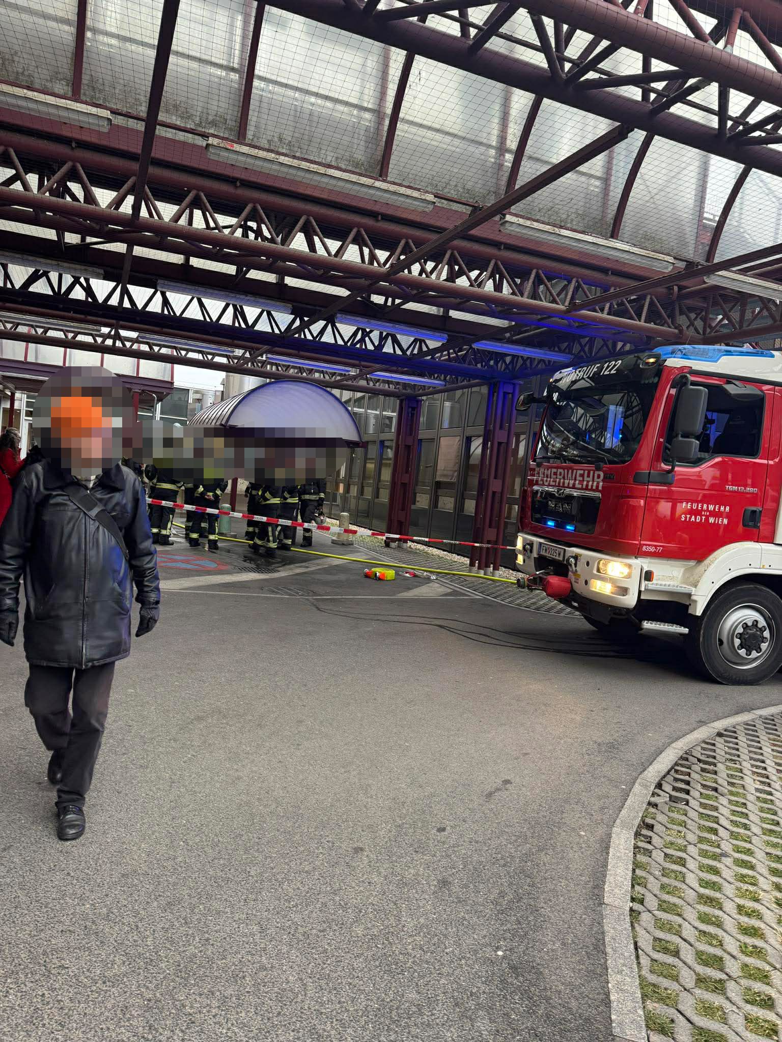 Heute.at - Ungewöhnlicher Geruch! Großeinsatz beim Wiener AKH