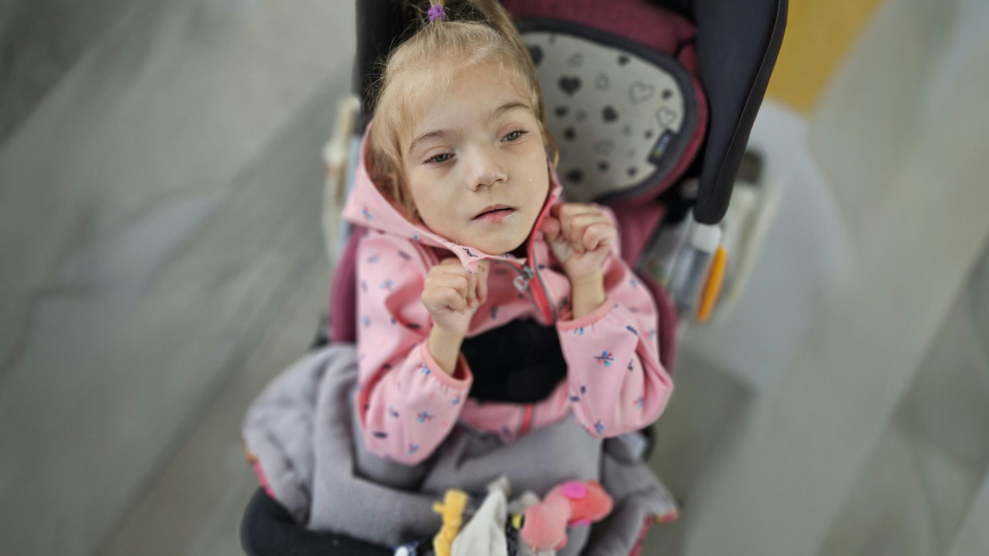 Larissa sitzt im Rollstuhl, kann nicht gehen, sprechen oder essen.