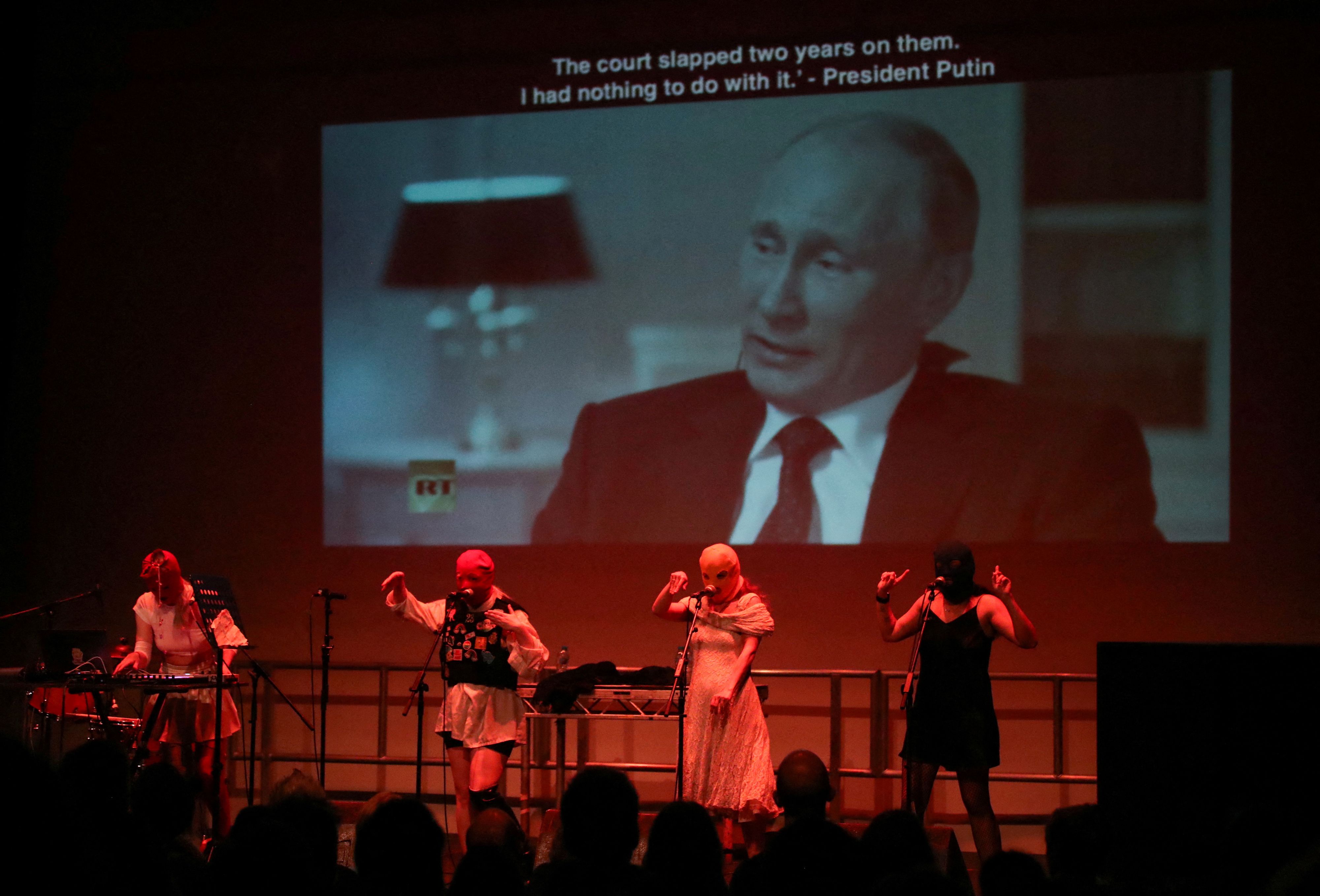 Heute.at - Putin stuft Punkband Pussy Riot als extremistisch ein