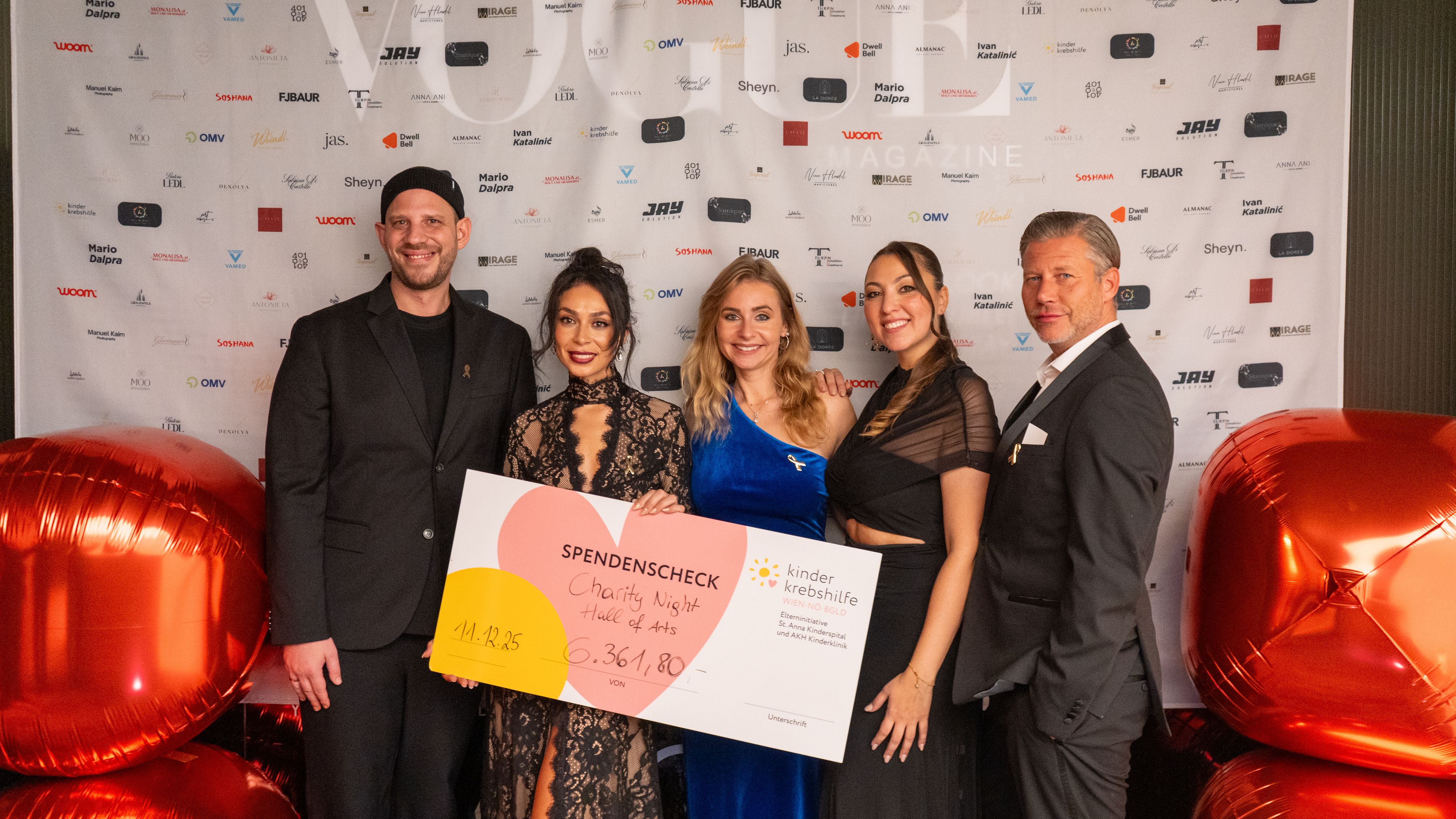 René Mulle, Elif Coskun, Alexandra Schönfuß, Nebahat Güldürücü, Harald Schediwy (v.l.) mit dem Erlös-Scheck der Charity-Auktion.