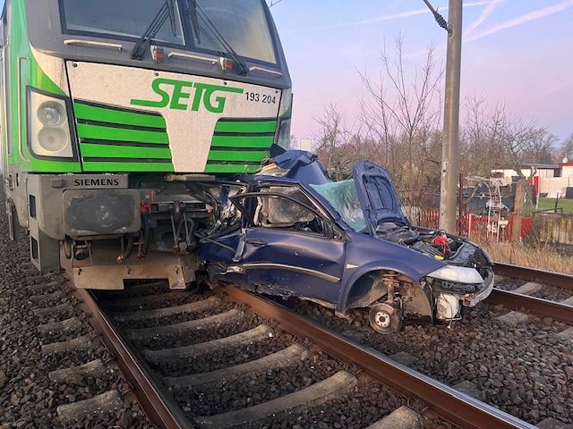 Heute.at - Zug schleift Auto hunderte Meter – Lenkerin (71) tot