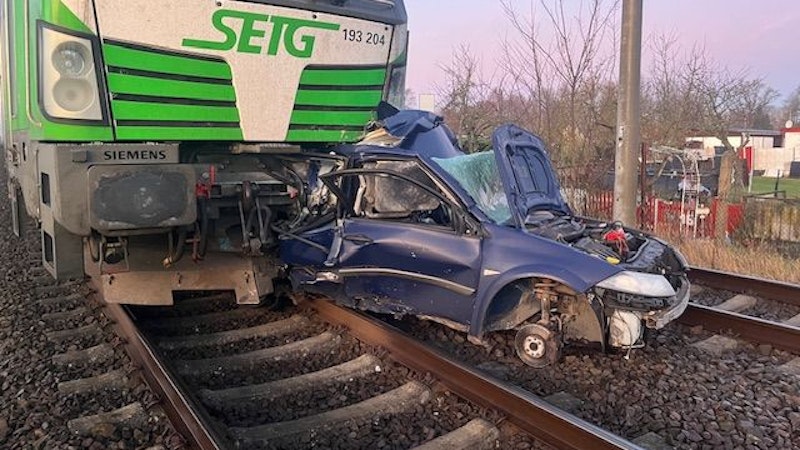 In der Nacht auf Montag (15. Dezember) wurde ein Auto von einem Güterzug erfasst. Für die Lenkerin kam jede Hilfe zu spät.