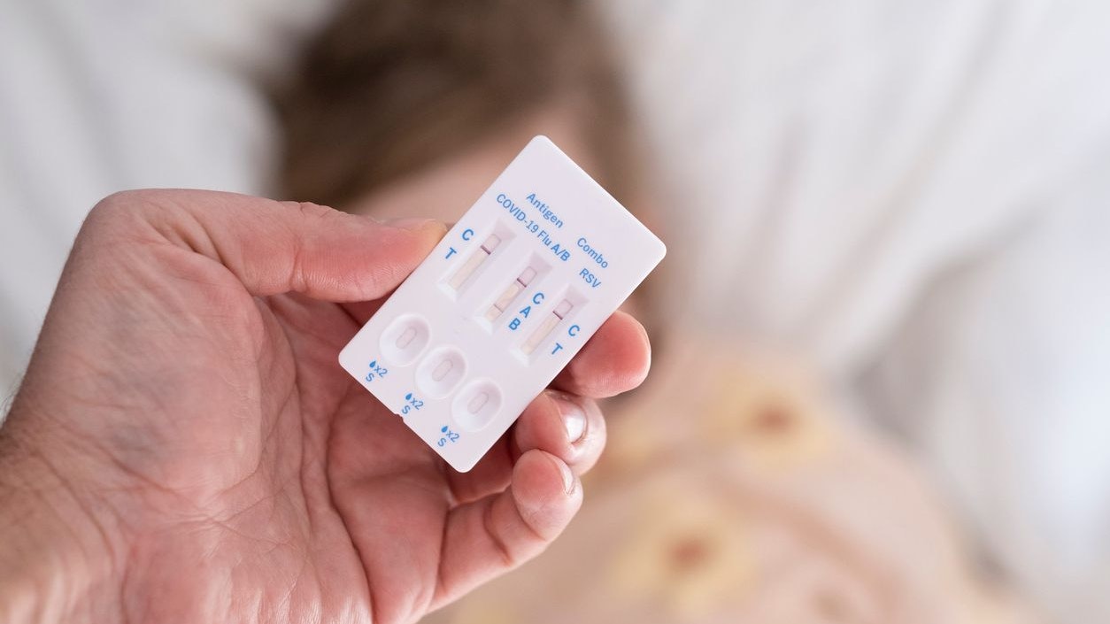 Positive combo test result for influenza b.