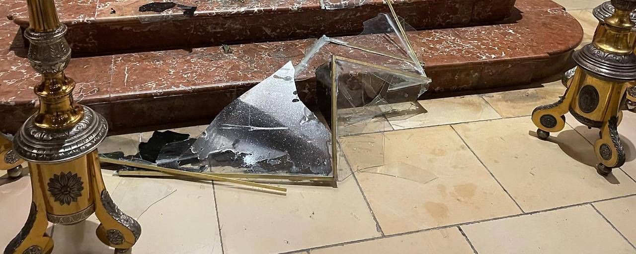 Vier Vitrinen wurden zerstört.