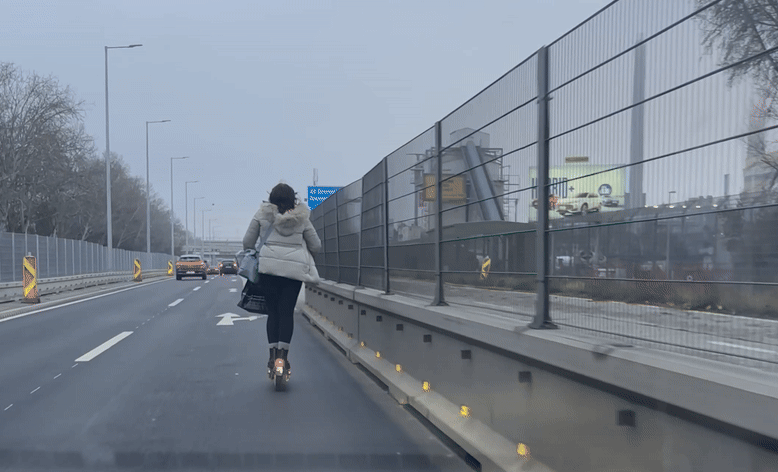 Heute.at - Scooter-Frau auf Autobahn zeigt Lenkern Mittelfinger