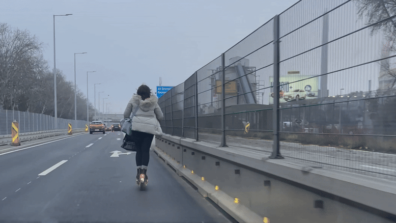 Heute.at - Scooter-Frau auf Autobahn zeigt Lenkern Mittelfinger