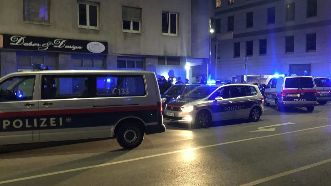 Heute.at - WEGA-Einsatz! Mann schießt mit Pistole aus Fenster