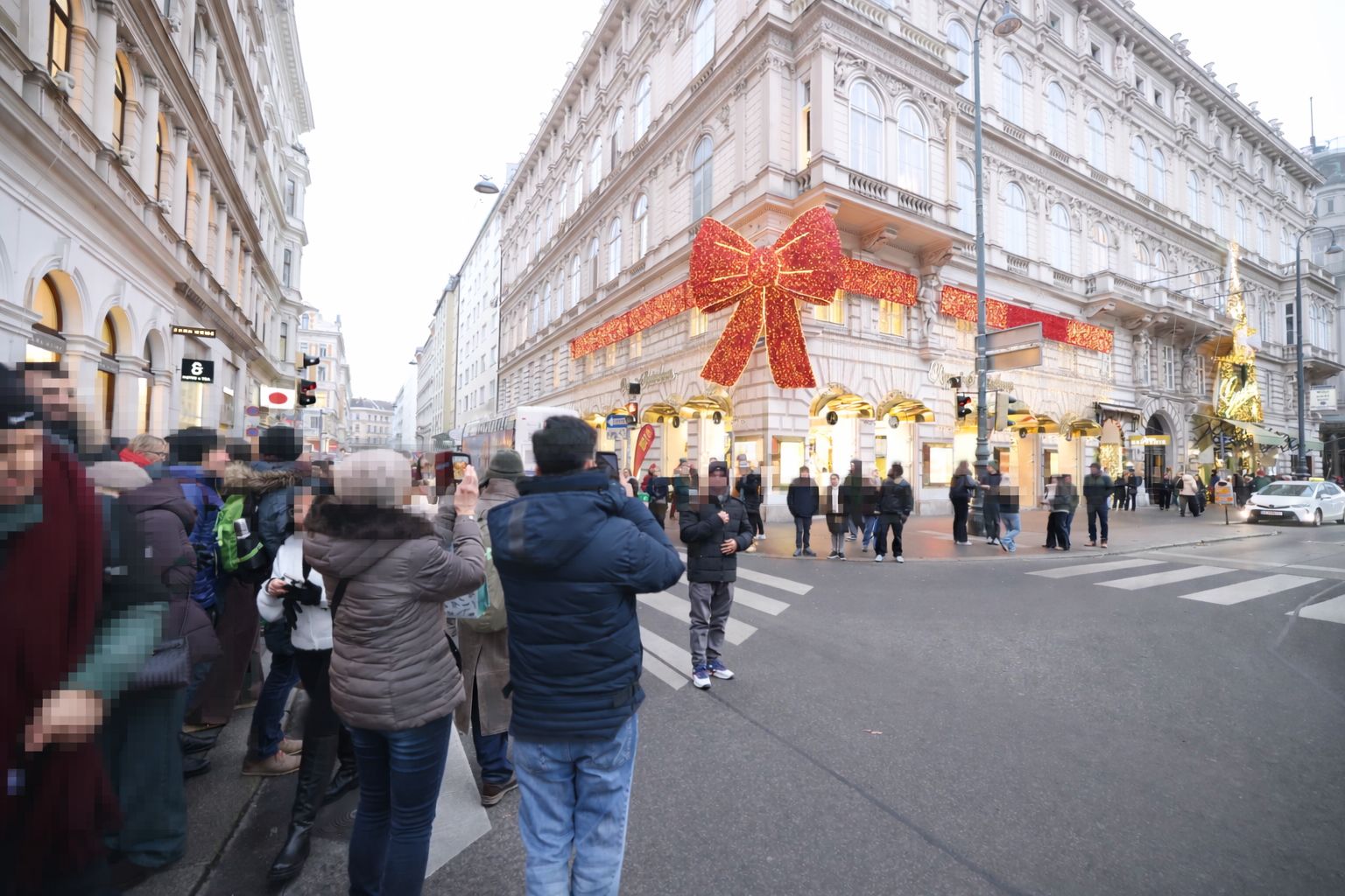 Ab 15 Uhr ist das knallrote Mascherl auch prunkvoll beleuchtet