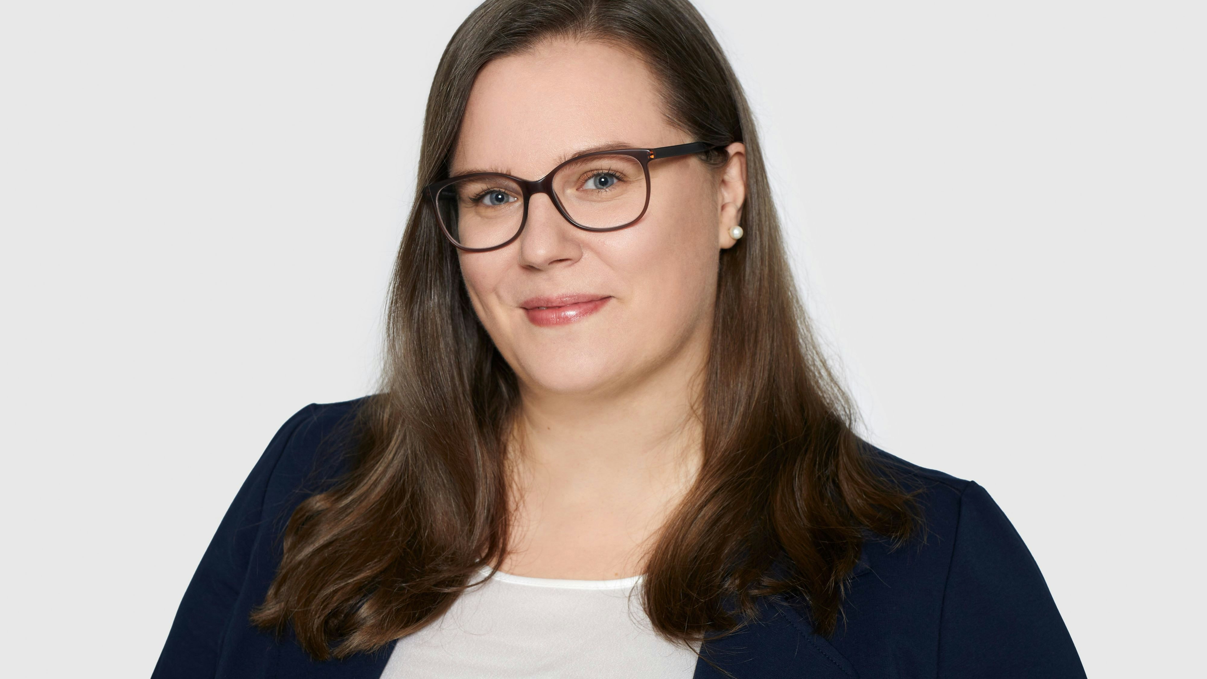 Julia Mäder, LL.M. ist Managerin bei BDO und Expertin für Arbeits-, Sozialversicherungs- und Lohn-steuerrecht.