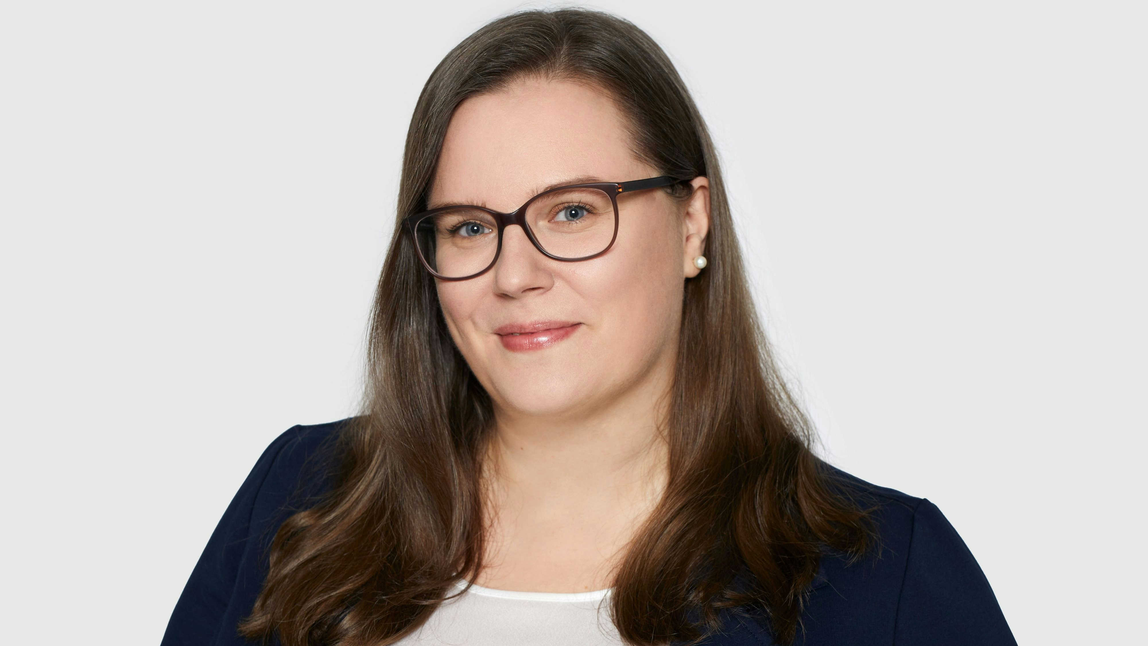 Julia Mäder, LL.M. ist Managerin bei BDO und Expertin für Arbeits-, Sozialversicherungs- und Lohn-steuerrecht.