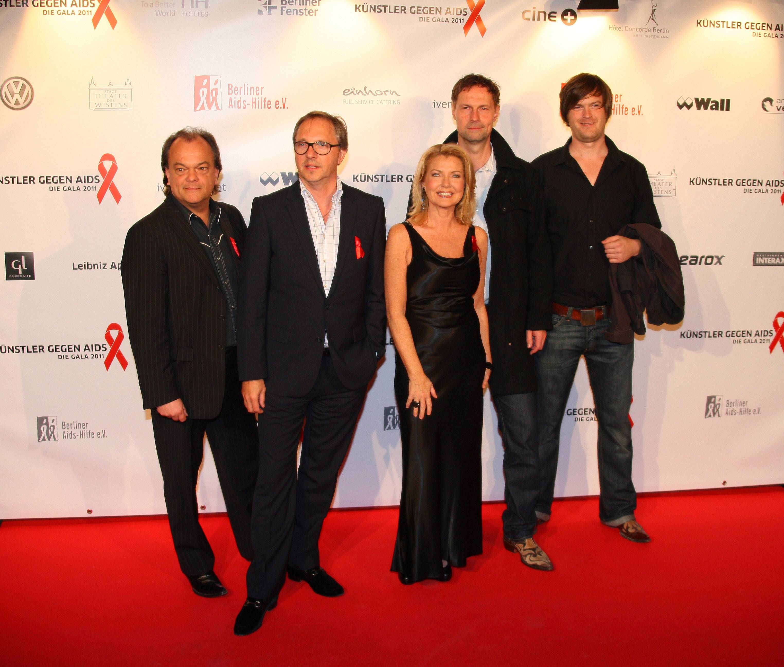 Nach seinem Ausstieg bei Deichkind setzte Malte Pittner (r.) seine Karriere fort und schloss sich 2009 der Country-Band Texas Lightning rund um Olli Dittrich (2. v.l.) an.