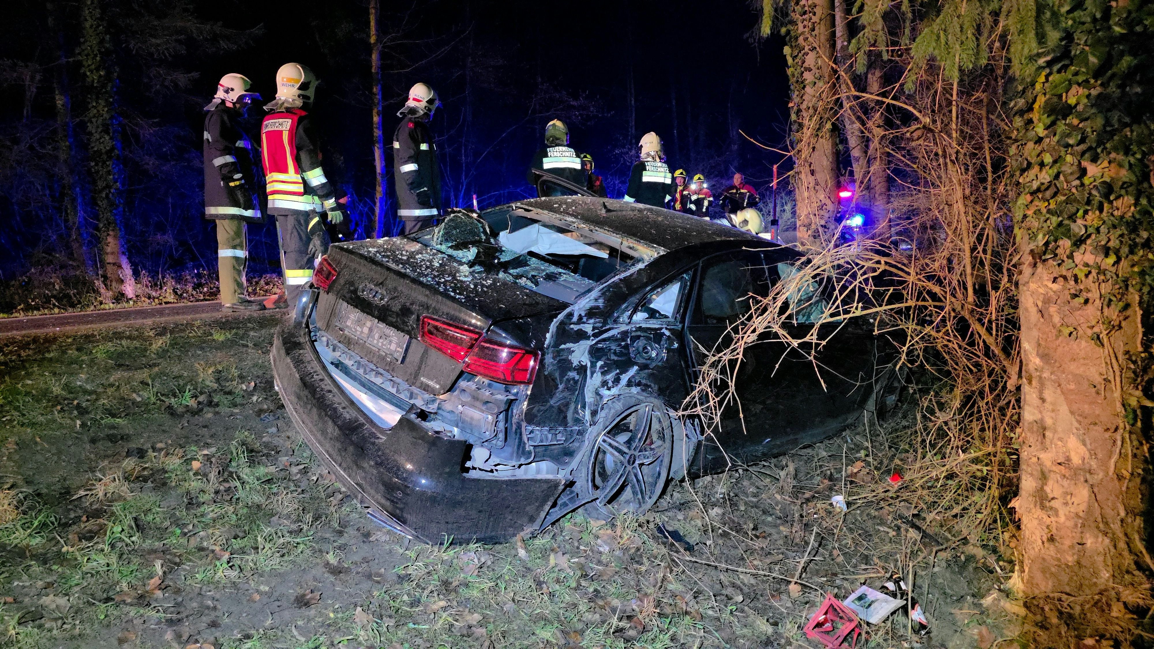 Heute.at - Auto kracht im Bezirk Amstetten frontal gegen Baum
