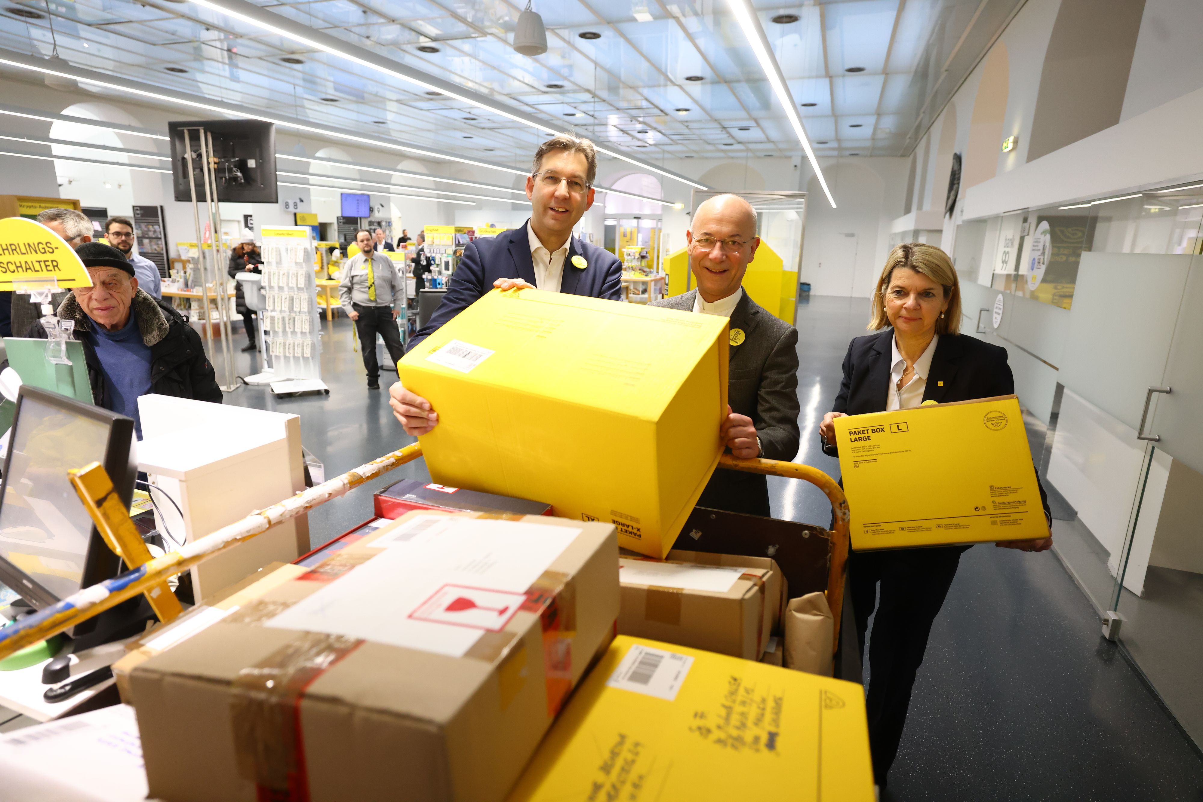 Bezirksvorsteher Markus Figl, Dompfarrer Toni Faber und Barbara Potisk-Eibensteiner, Finanzvorständin, Österreichische Post AG packten bei der Post selbst mit an.