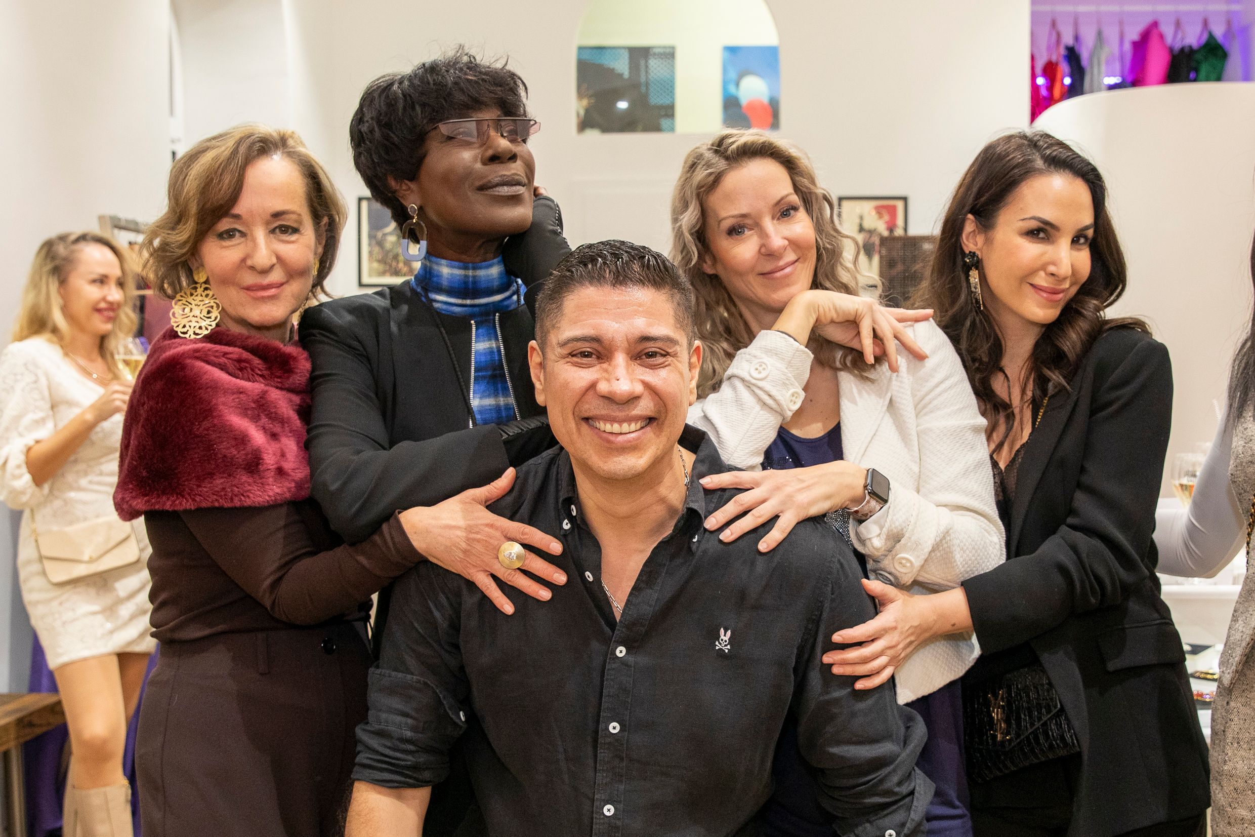 Designer Alexis F. Gonzalez mit Evelin Urbanski, Dorretta Carter, Simone Lugner und Sila Sahin-Radlinger.