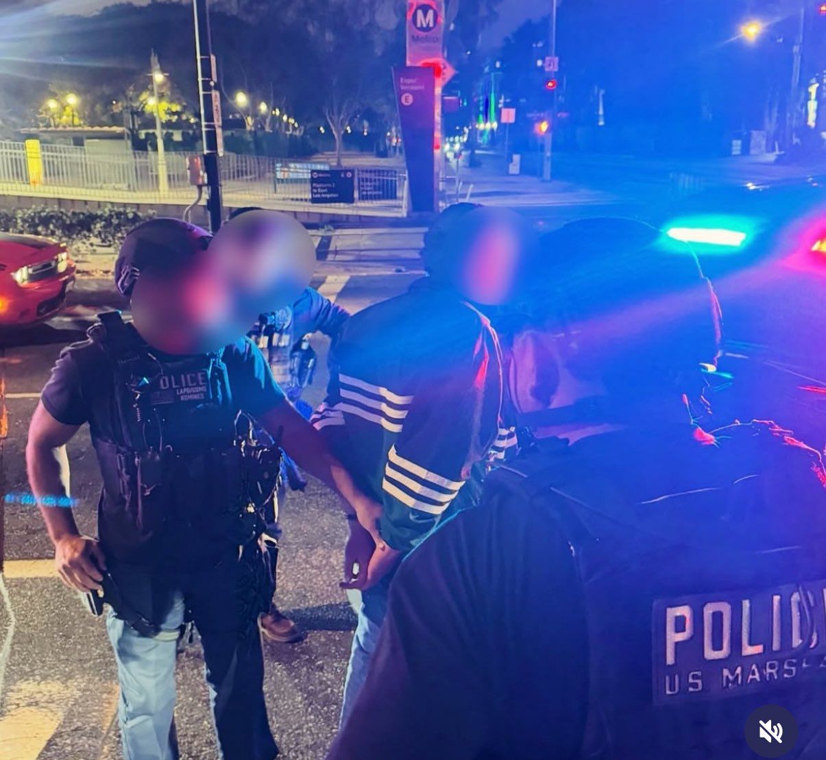 Das LAPD veröffentlichte Bilder der Festnahme von Nick Reiner als Tatverdächtiger für den Mord an seinen Eltern.