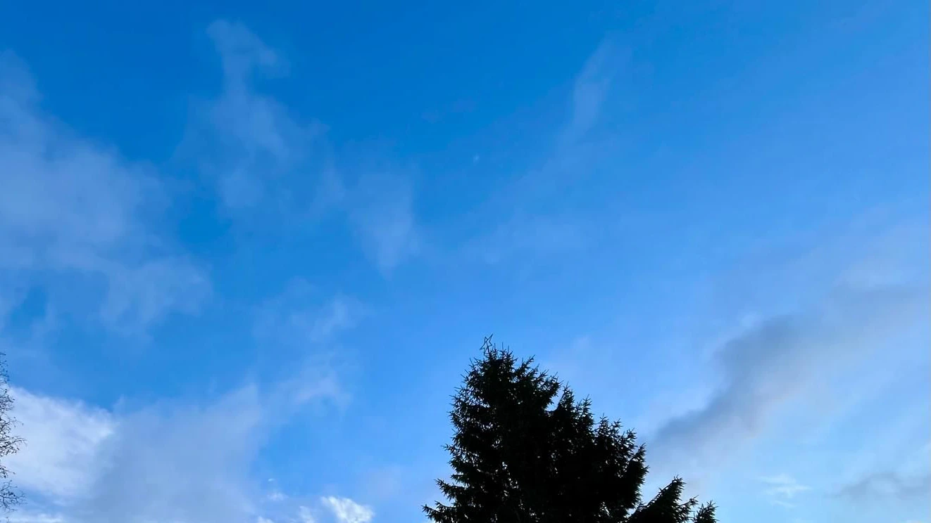 Ein willkommener Anblick: endlich wieder blauer Himmel über dem Linzer Hauptplatz.
