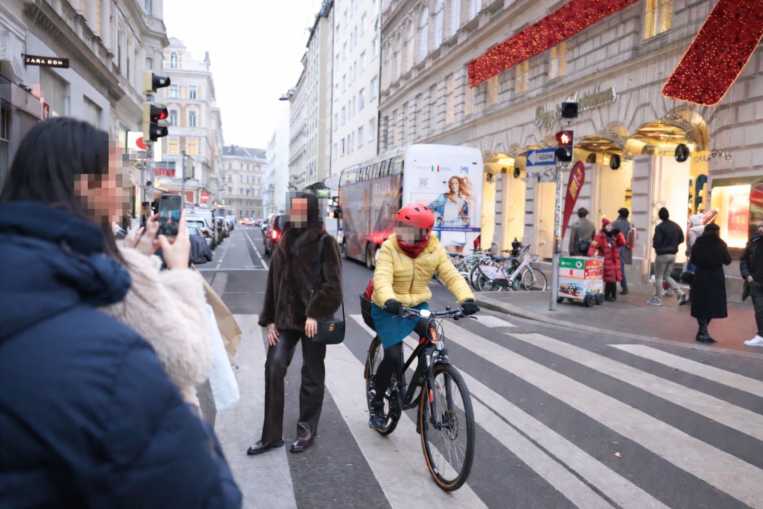 Immer wieder kommt es zu Zwischenfällen, weil Touristen bei Rot auf die Fahrbahn treten