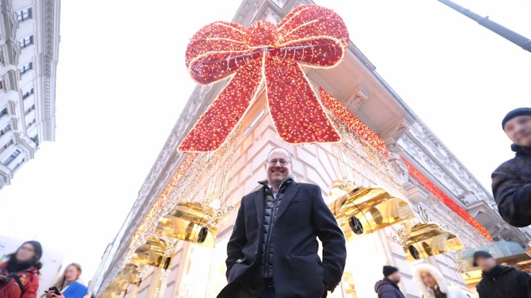 Hunderte Touristen blockieren derzeit täglich eine Kreuzung in der Wiener City. Sie wollen Fotos mit einem Riesen-Mascherl machen, die Polizei verhängt Organstrafen. Für den Erfinder des Mascherls ist die Aufregung übertrieben: 